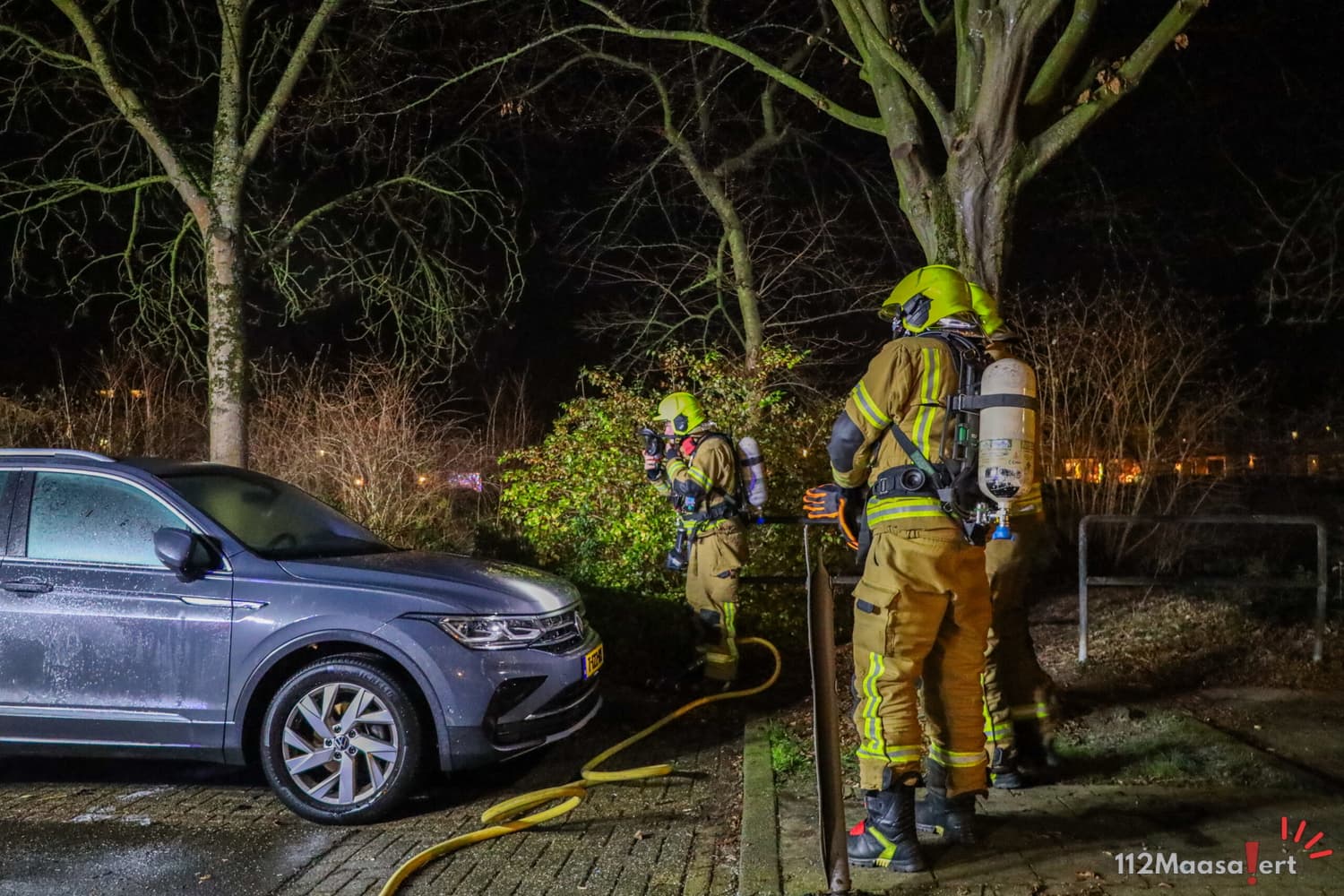 Geparkeerde auto beschadigd door brand na mogelijke brandstichting met vuurwerk