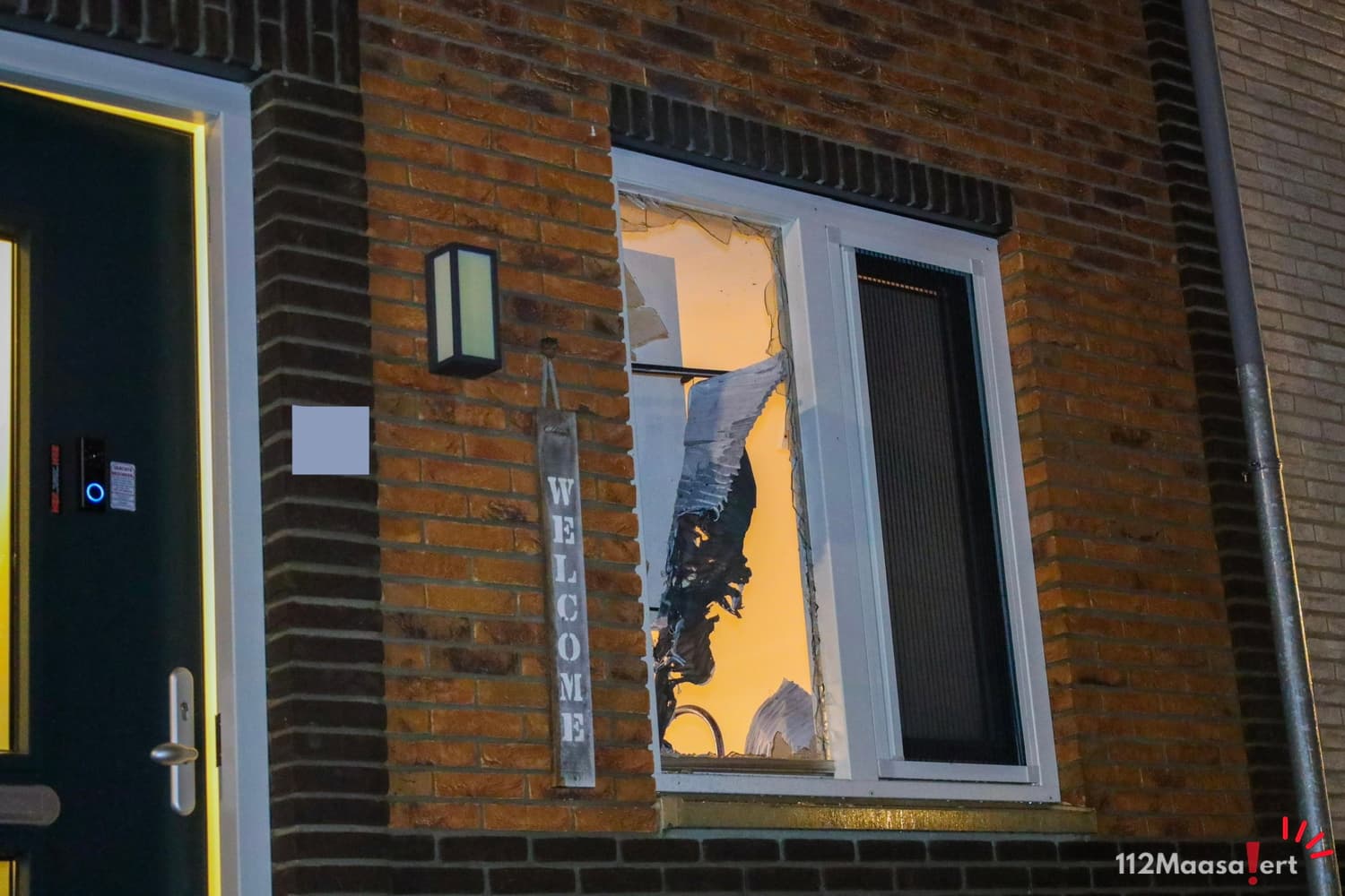 Voorruit vernield door explosie aan de Jacob Catsstraat in Maassluis