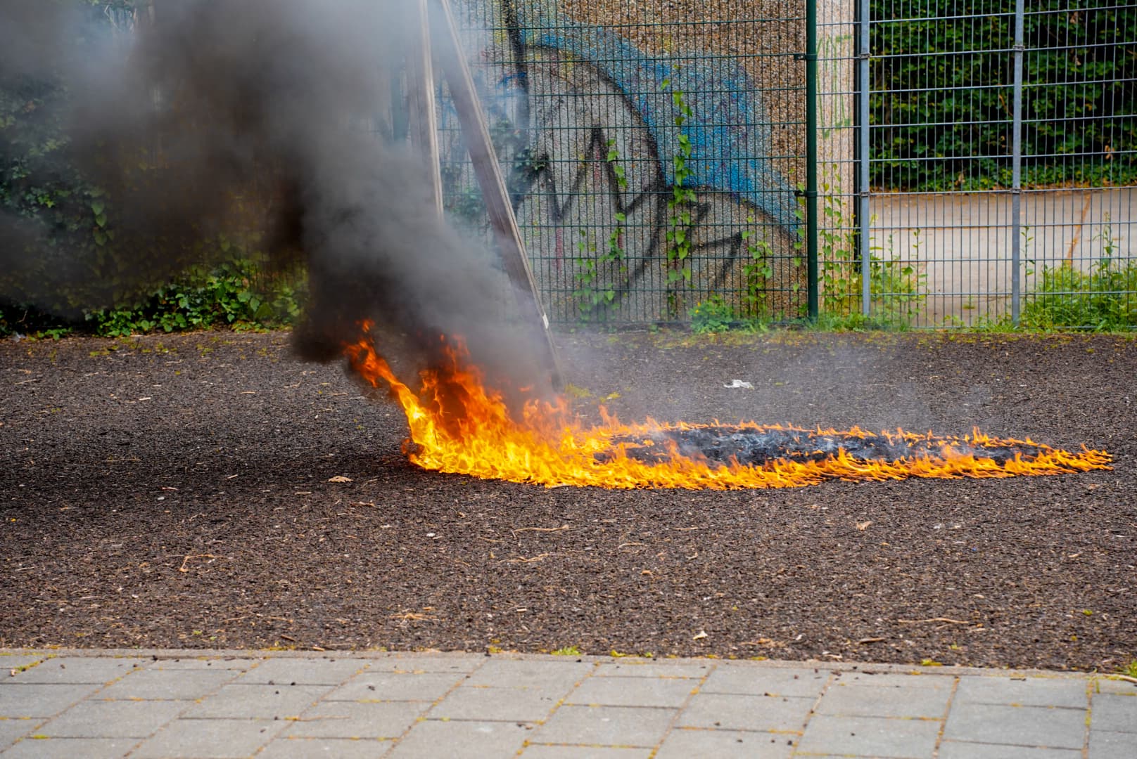 Mogelijke brandstichting bij speelplaats aan Prinses Julianaplantsoen in Maassluis