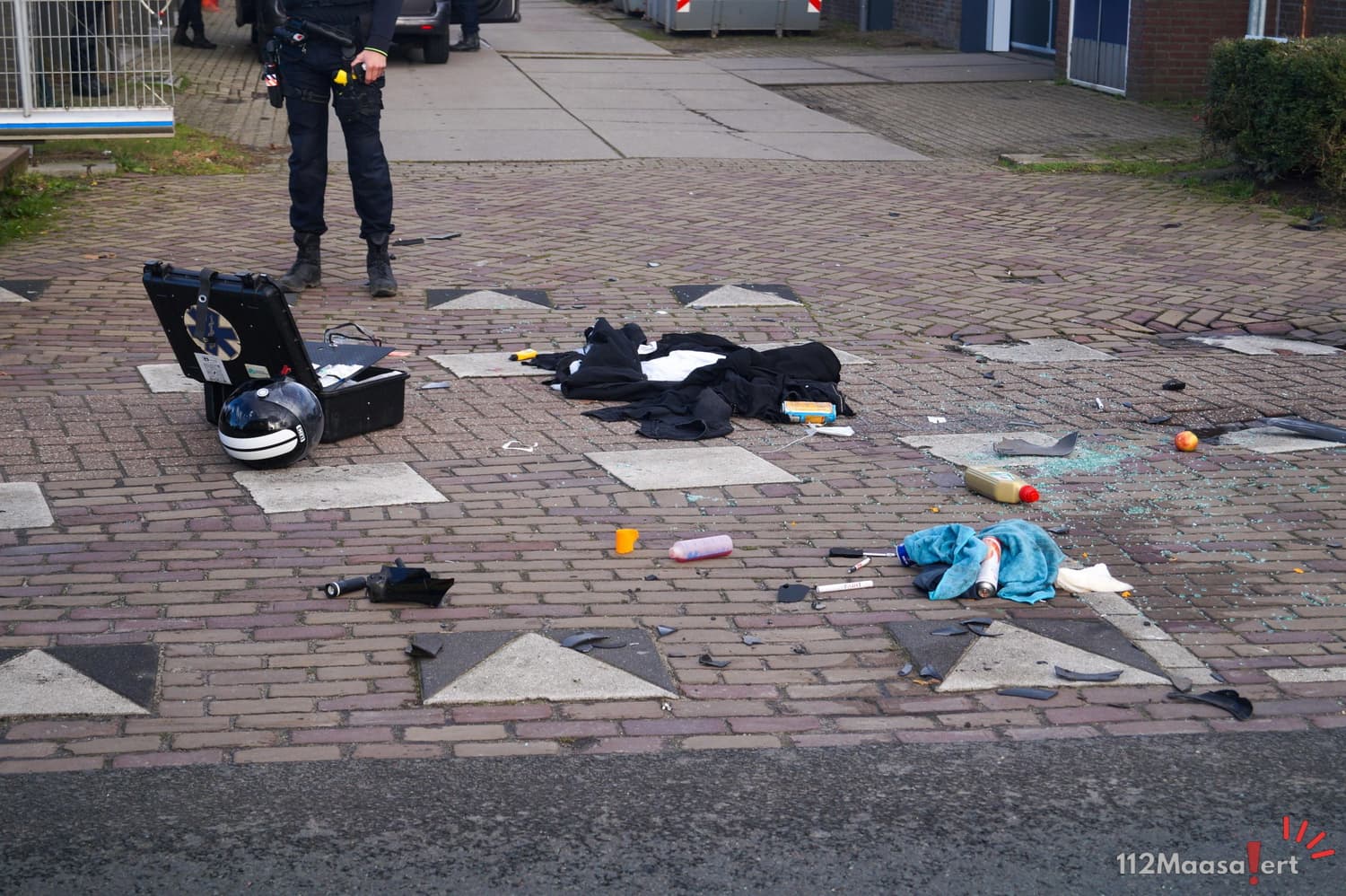Scooterrijder zwaargewond na botsing met bestelbus