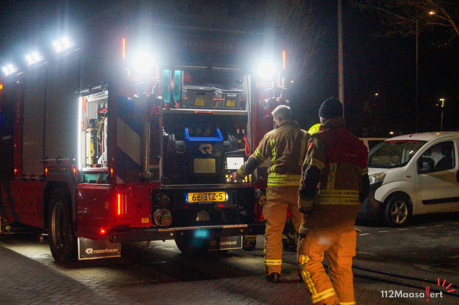 Brandweer blust autobrand, kortsluiting mogelijk oorzaak