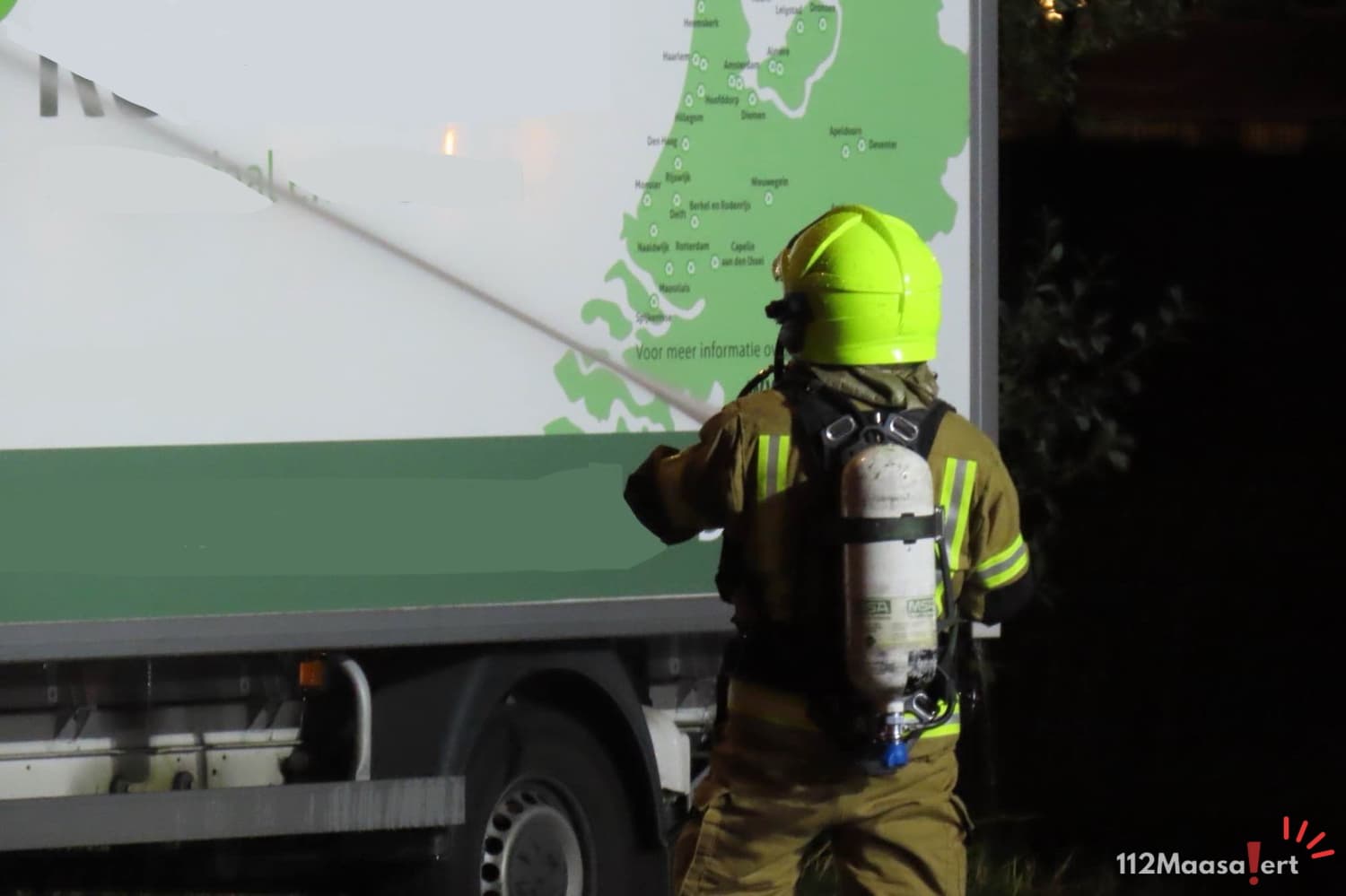 Grote brand op parkeerdak van groothandel in Maasdijk
