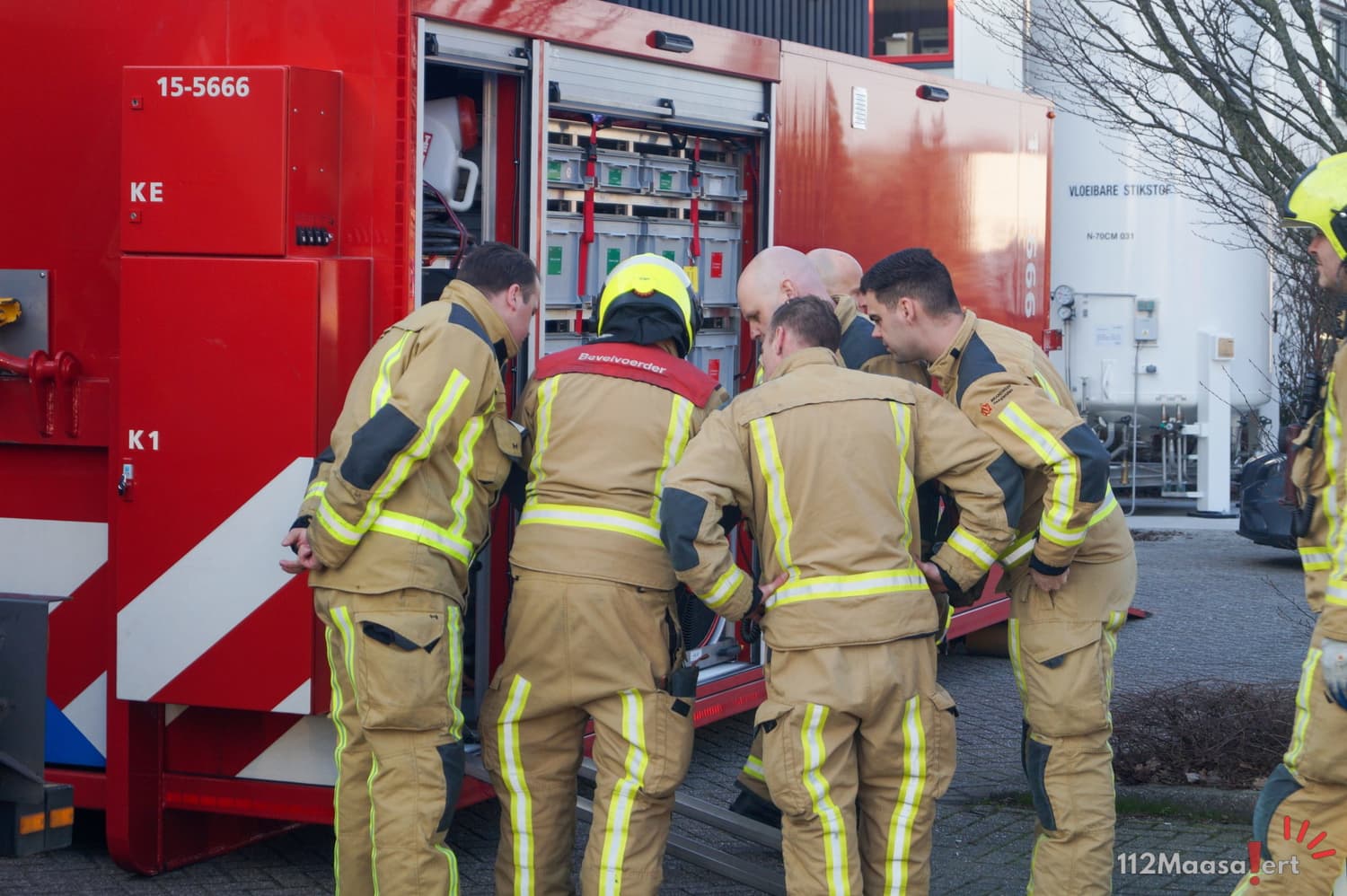 Grote brand in leegstaand pand op industrieterrein, zwarte rook boven A20