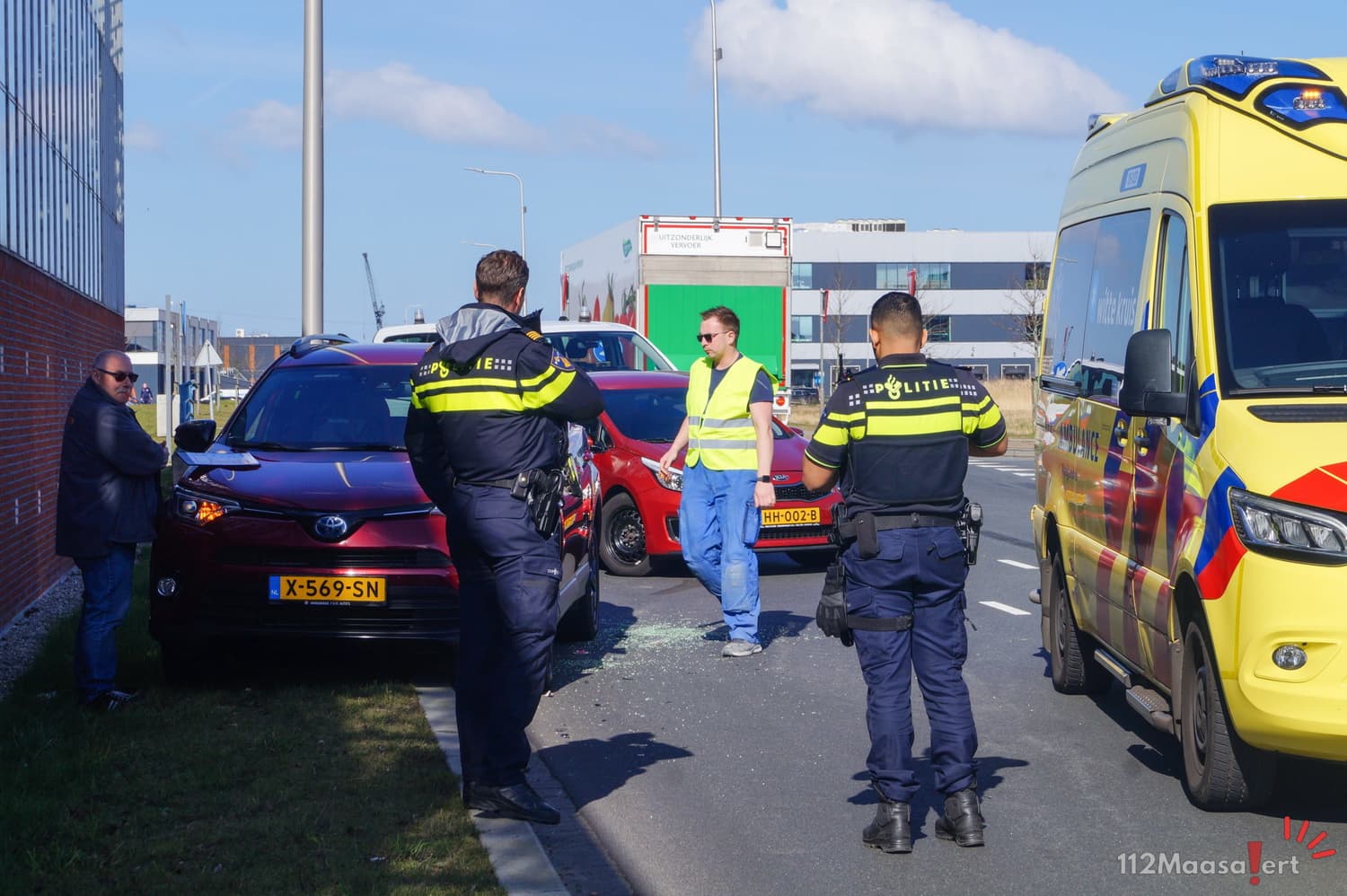 Auto flink beschadigd bij aanrijding met vrachtwagen op Honderland, Maasdijk