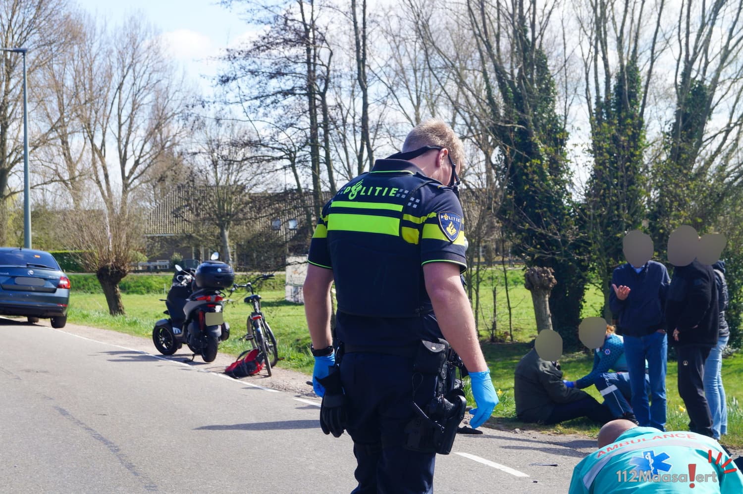 Ongeval tussen fietser en scooterrijder op de Zuidbuurt in Maassluis