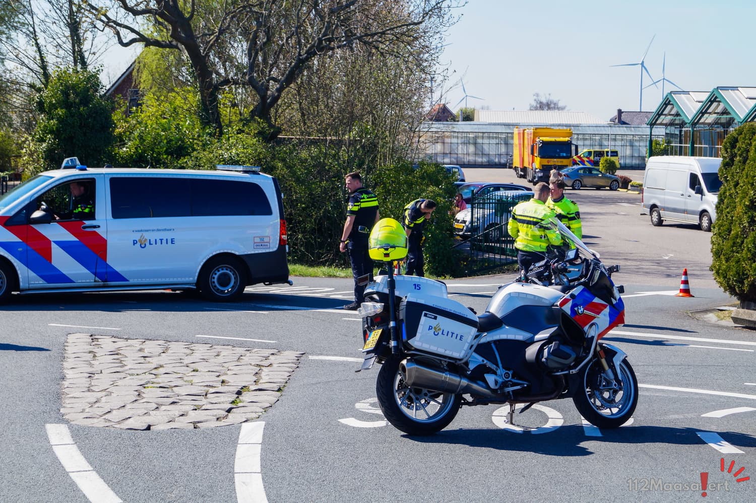 Voetganger gewond na aanrijding met vrachtwagen op Maasdijk