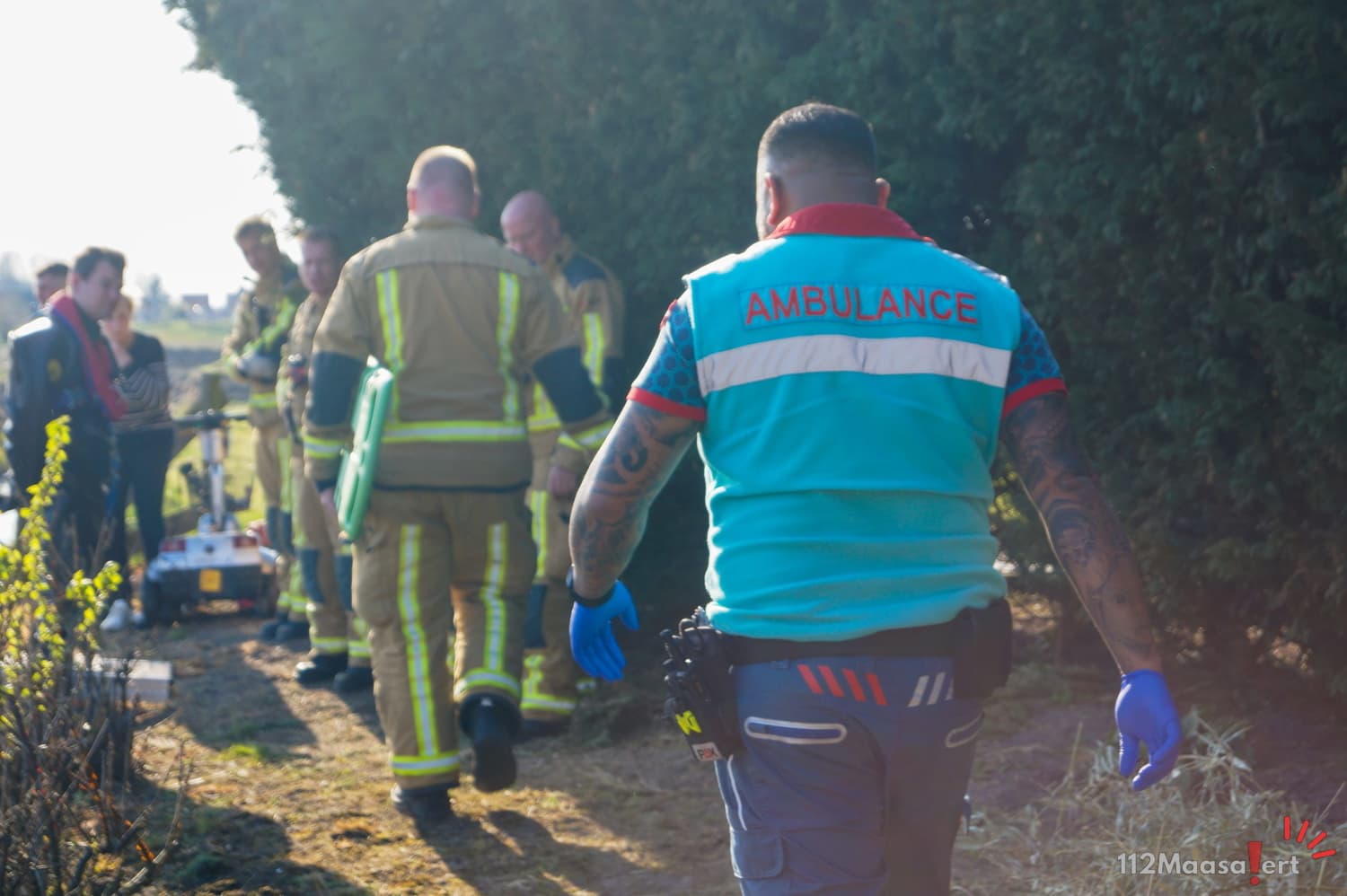 Man met scootmobiel belandt in sloot achter zijn tuin in Maasland