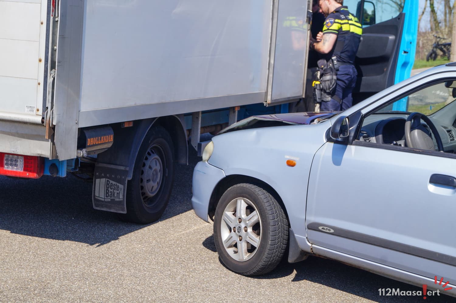 Verkeersongeval op Schenkeldijk Maassluis: Bakwagen en auto botsen, geen letsel in het spel