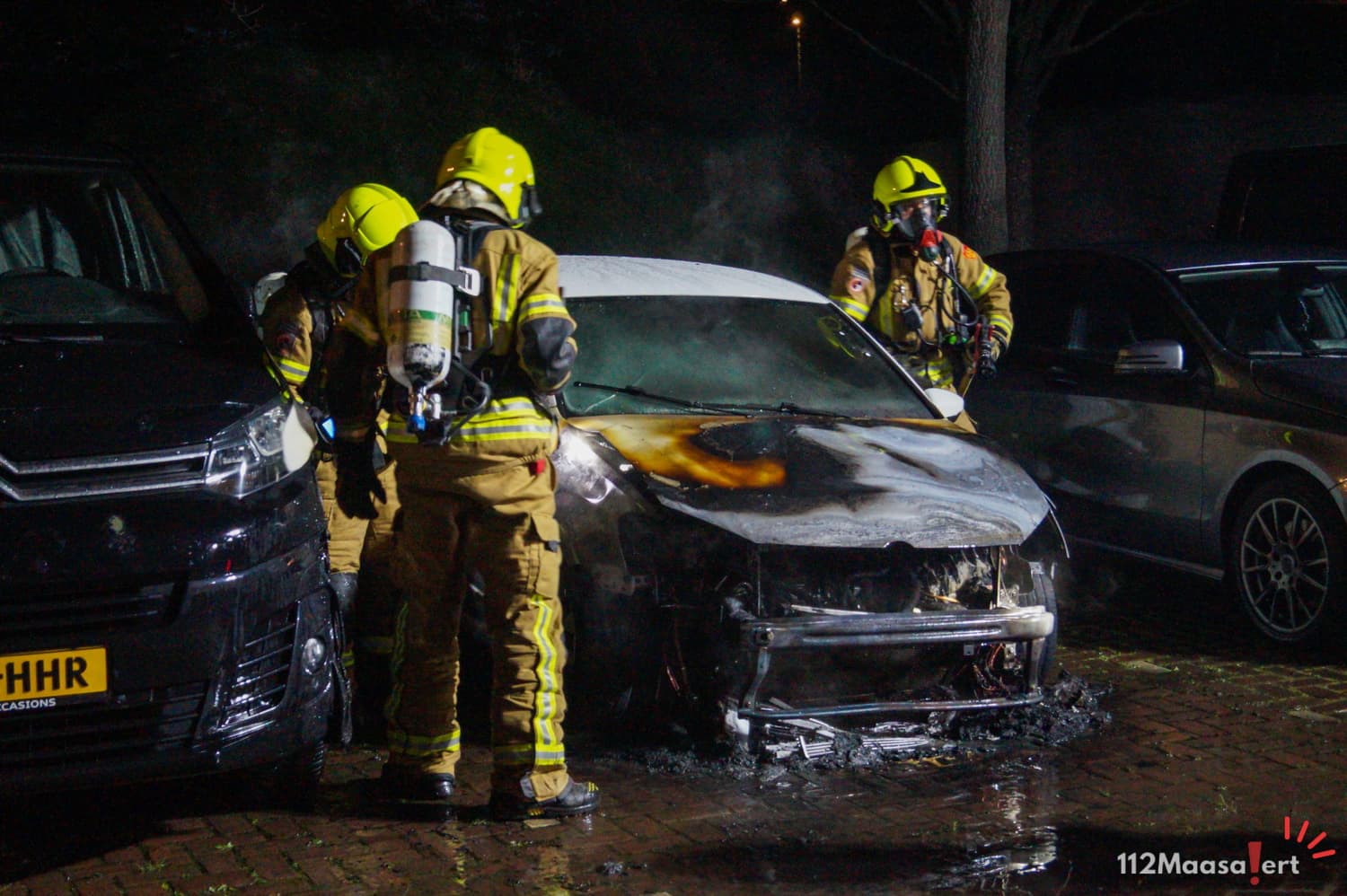 Felle vlammen verwoesten auto, mogelijk brandstichting in Maassluis