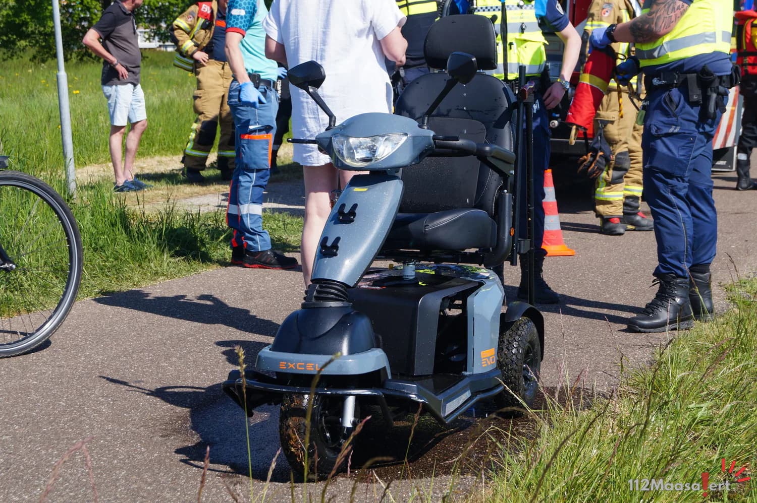 Man met scootmobiel te water aan Koning Willem-Alexander Boulevard in Maassluis