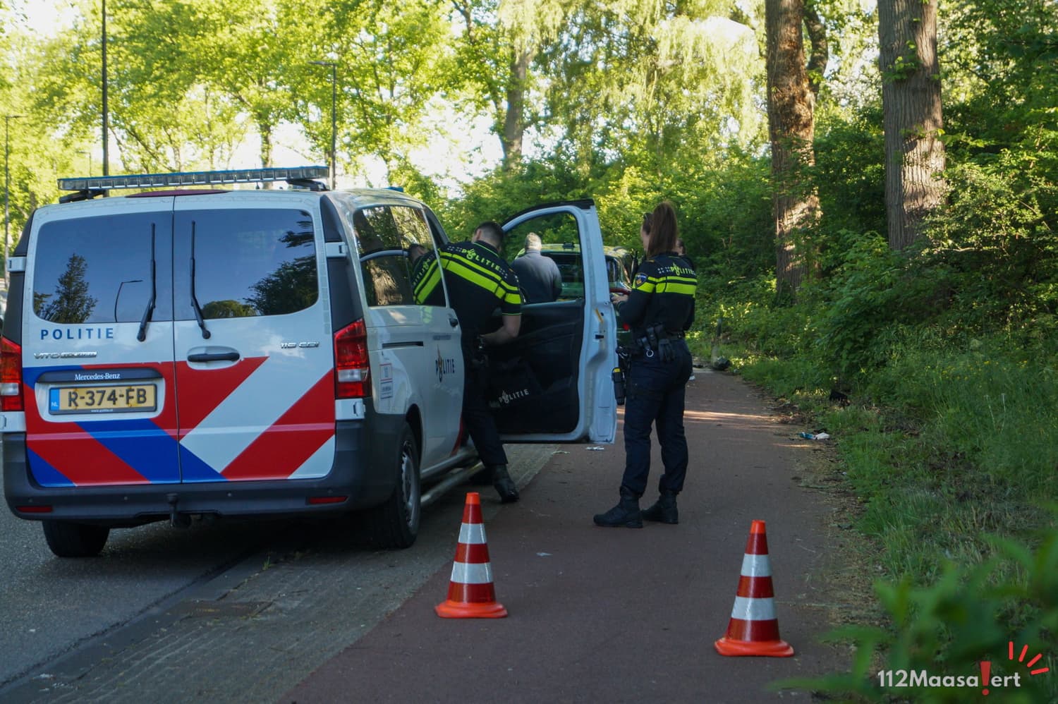Auto rijdt lantaarnpaal omver op Rozenlaan in Maassluis