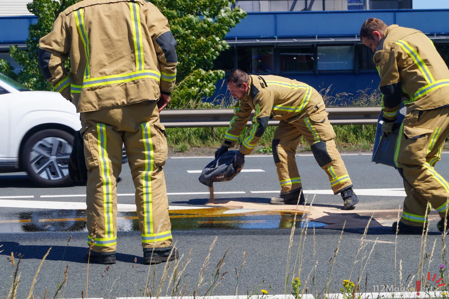 Diesellekkage na botsing tussen vrachtwagen en auto op Maasdijk