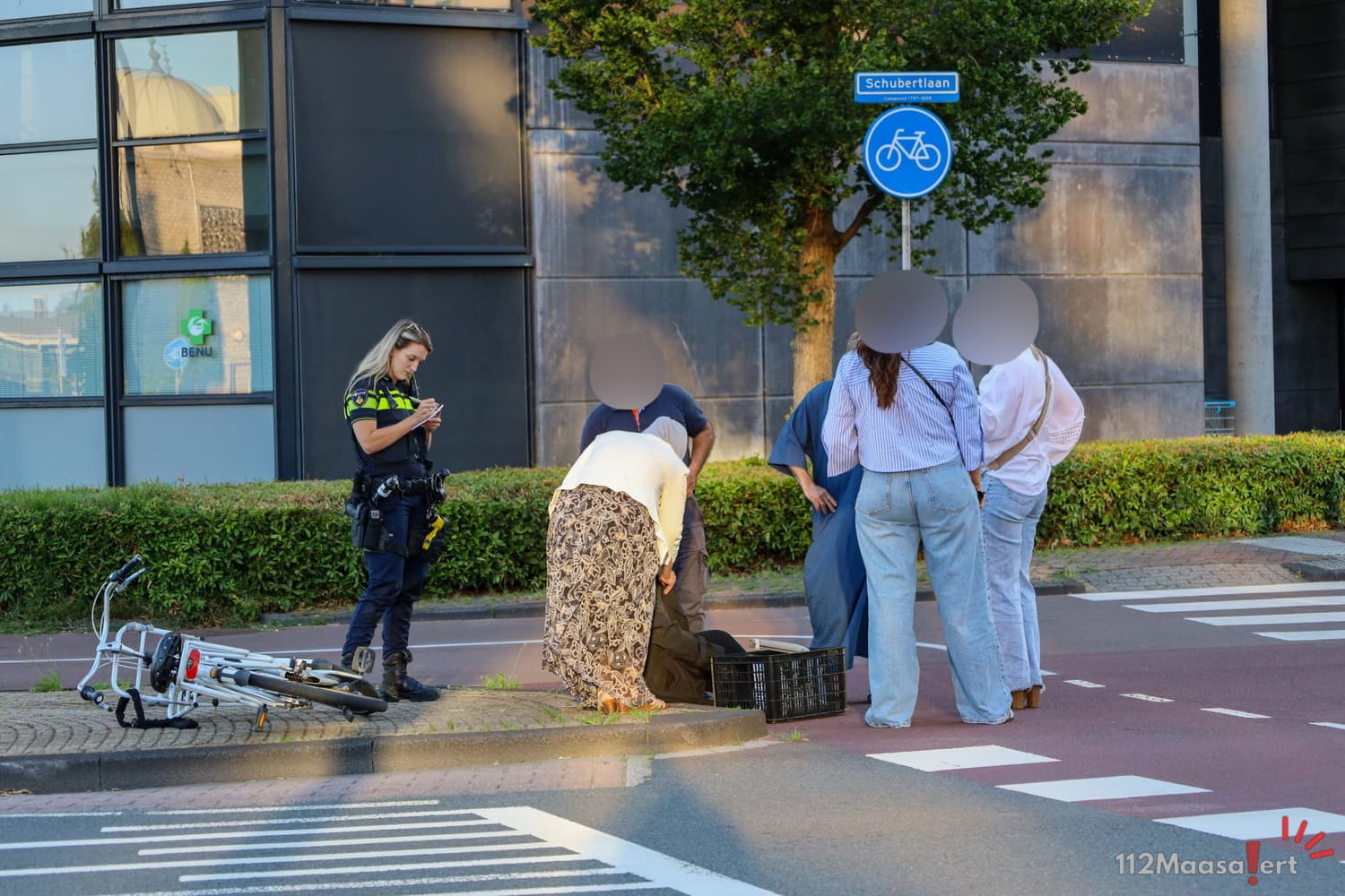 Fietser lichtgewond na aanrijding met auto op Westlandseweg in Maassluis