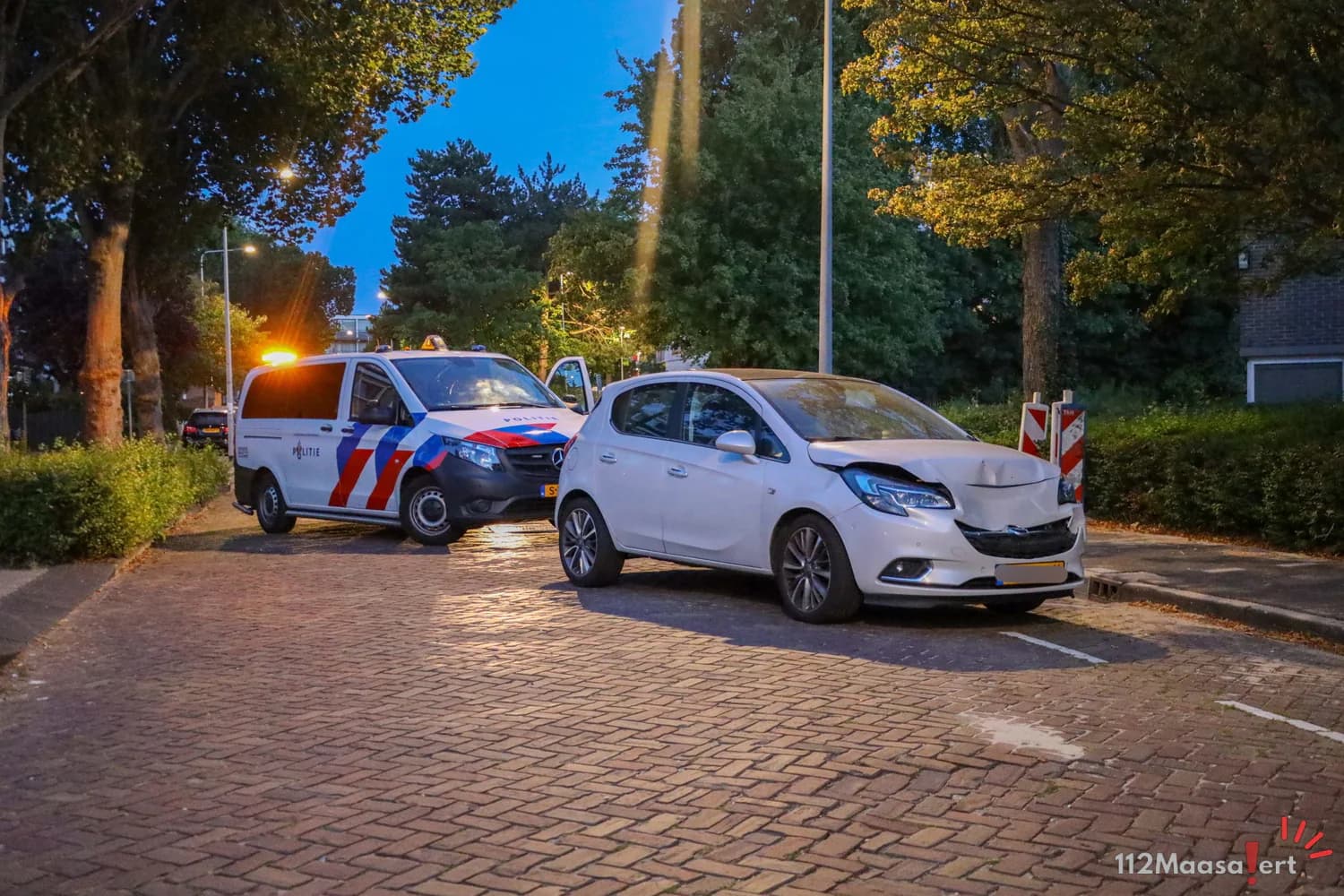 Ongeval met drie voertuigen op de Dennedal in Maassluis