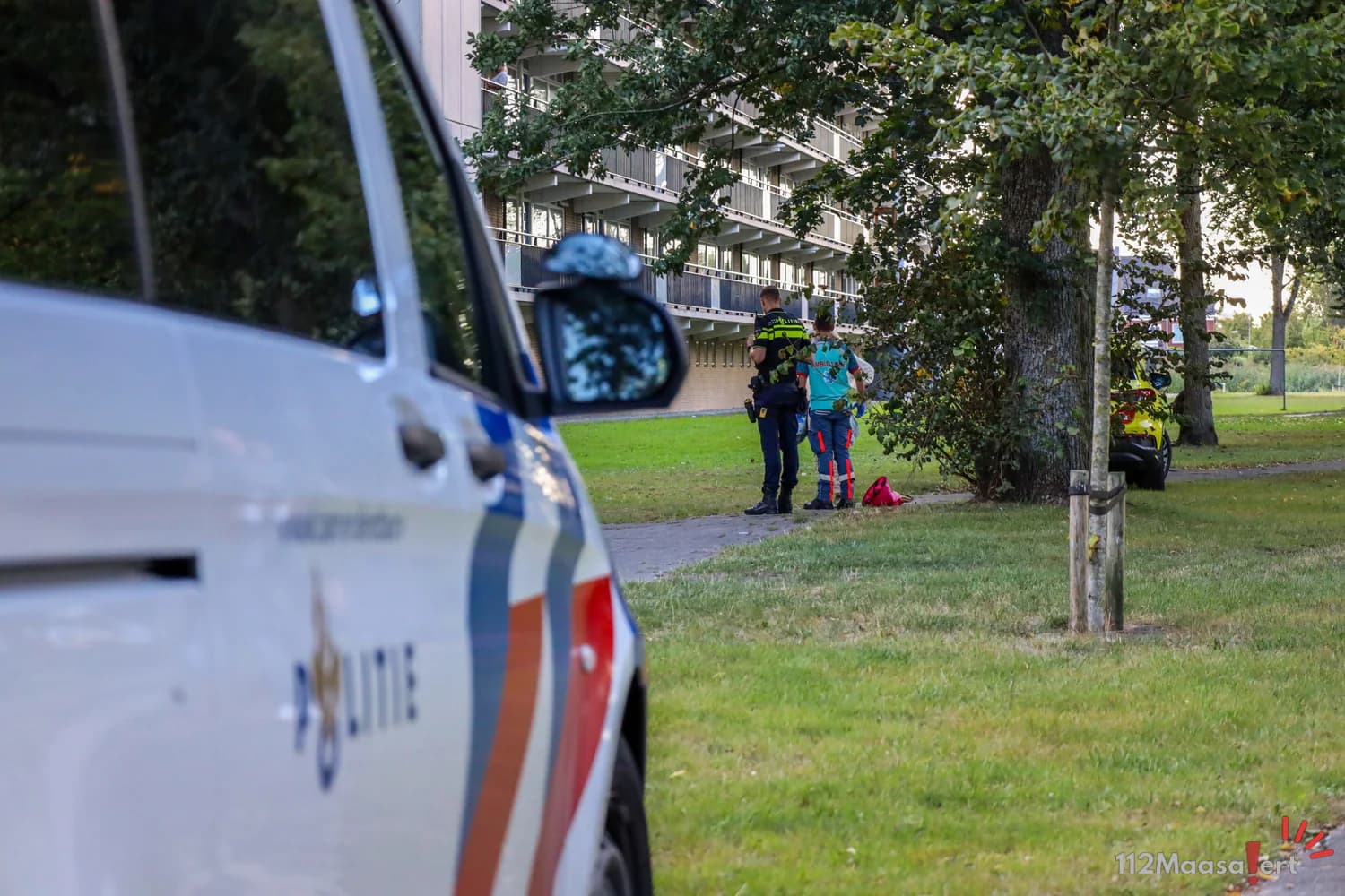Vrouw valt op hoofd op Westlandseweg in Maassluis