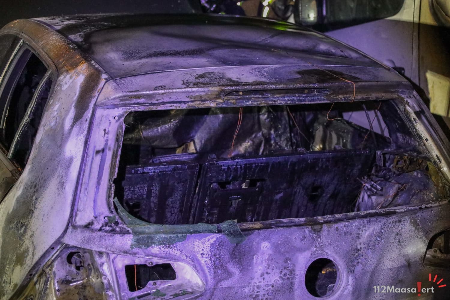 Autobrand Lijnbaan Maassluis verwoest auto en raakt busje