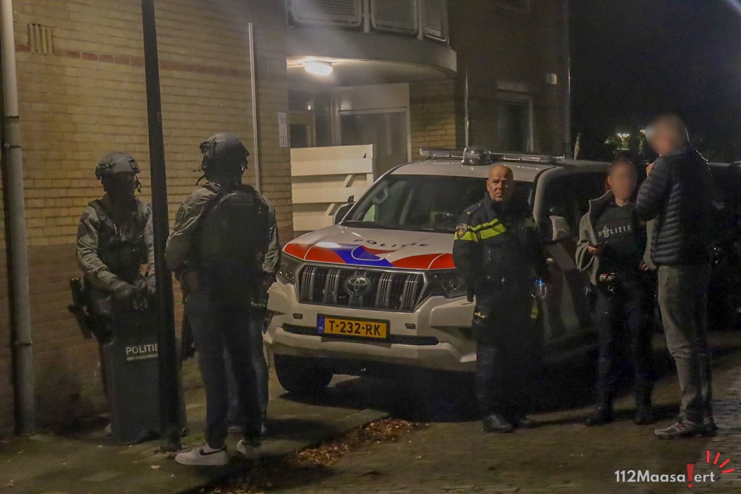 Dienst Speciale Interventies valt woning binnen aan het Kruidenpad in Vlaardingen
