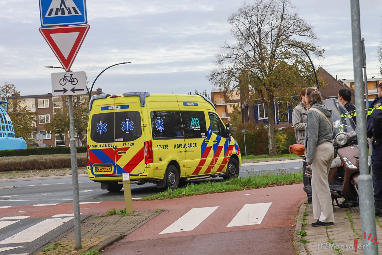 Scooterrijder ten val na verkeersfout op rotonde Maassluis