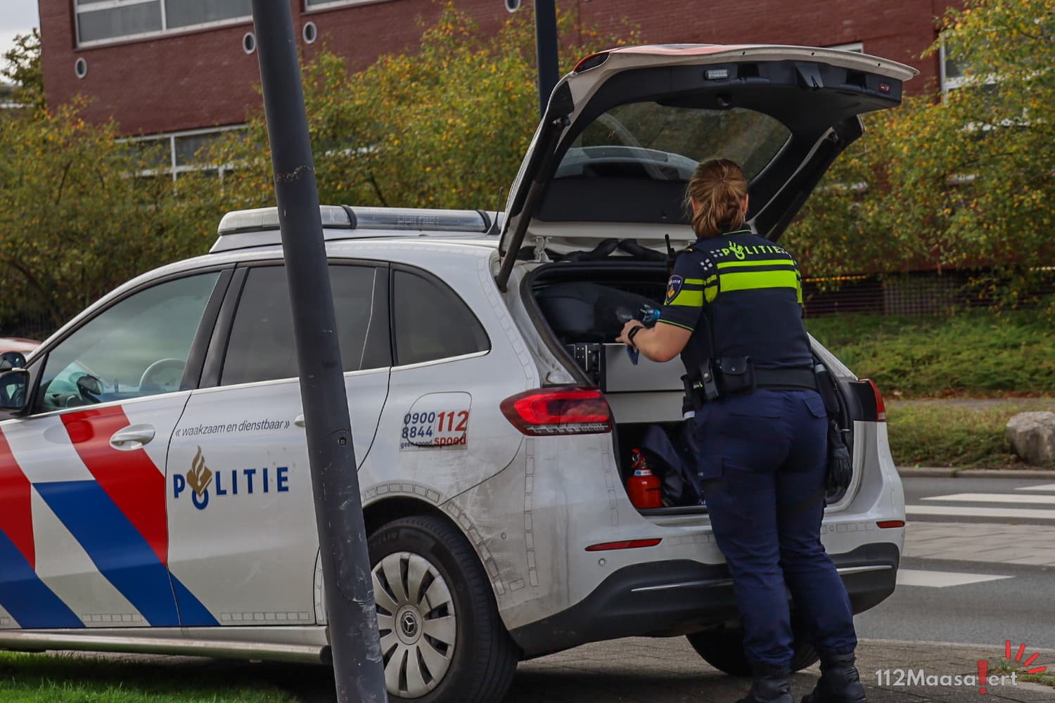 Aanrijding tussen een auto en fietser op de Van Hogendorplaan in Vlaardingen