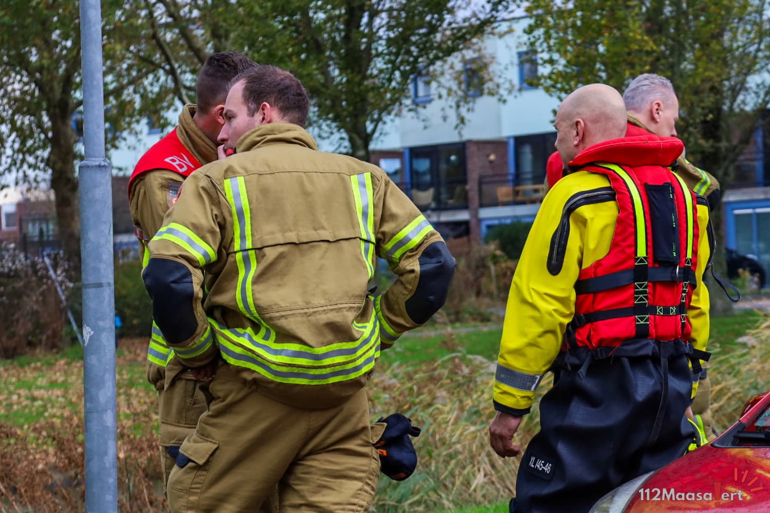 Hulpdiensten massaal uitgerukt voor melding persoon te water in Vondelpark in Maassluis