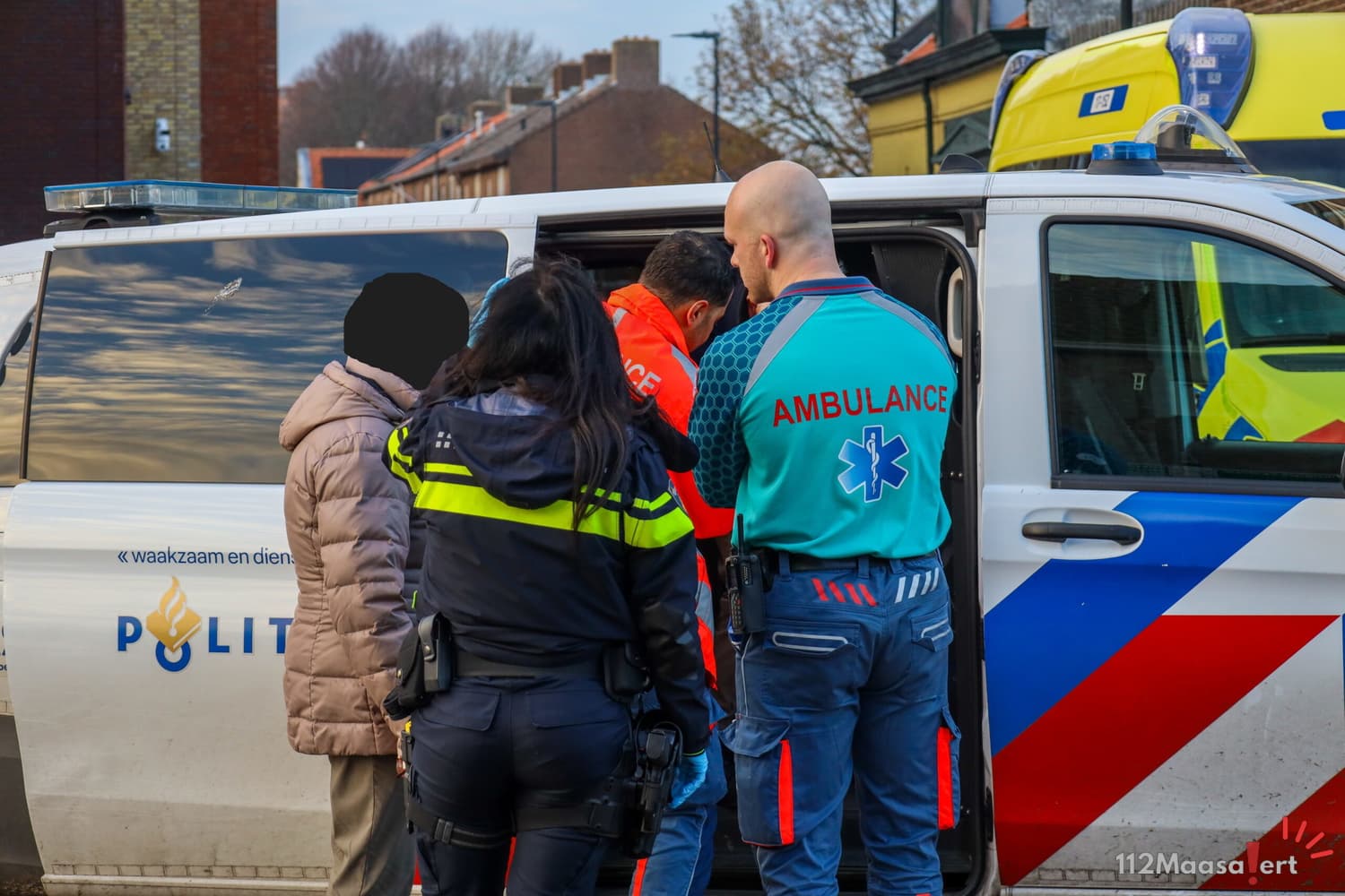 Man met hoofdwond geholpen op de Noorddijk in Maassluis