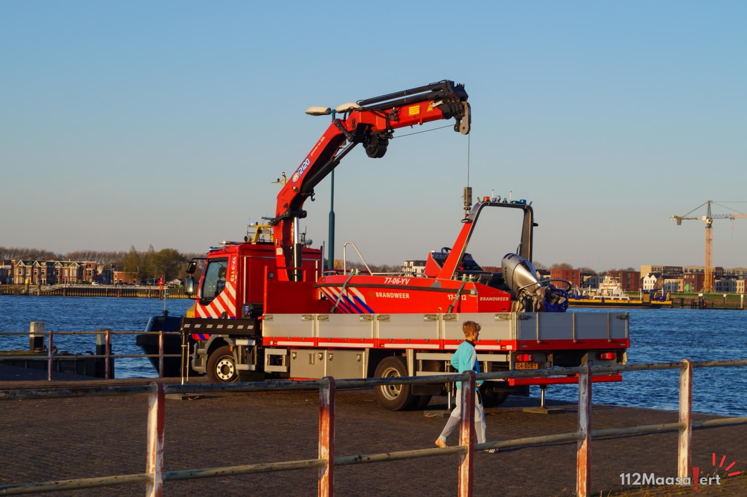 Grote zoekactie na melding voertuig te water bij Boulevard in Rozenburg