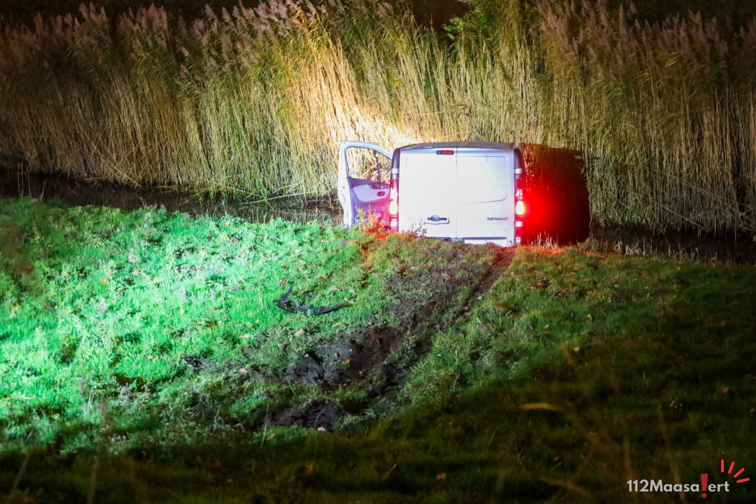 Bestelbus vliegt uit de bocht en belandt in sloot op Lange Kruisweg in Maasdijk