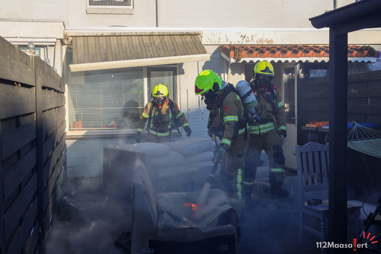 Bankstel in brand in achtertuin aan Narcisstraat in Maassluis