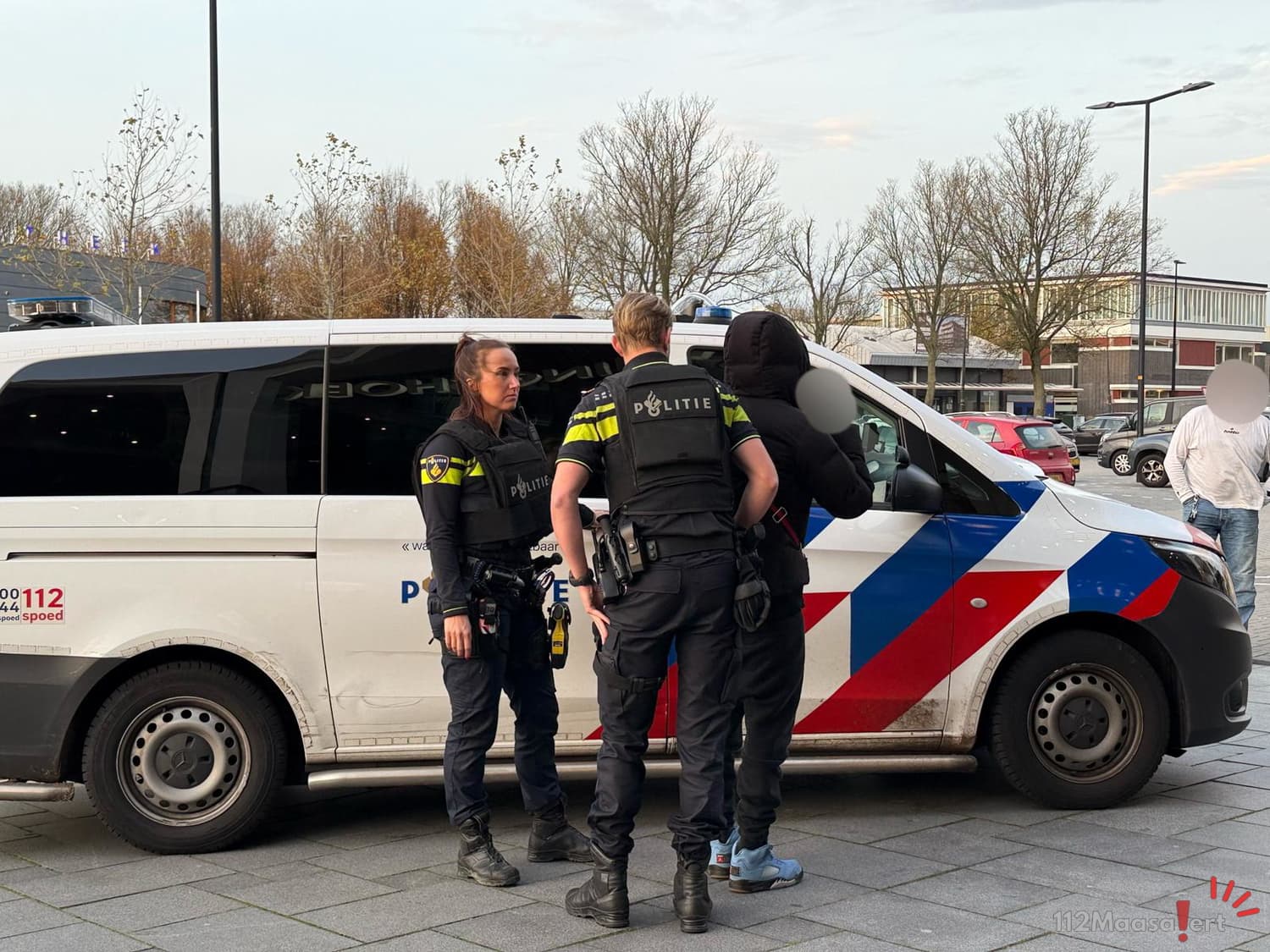 Drie aanhoudingen na wapenvondst in winkelcentrum Koningshoek in Maassluis