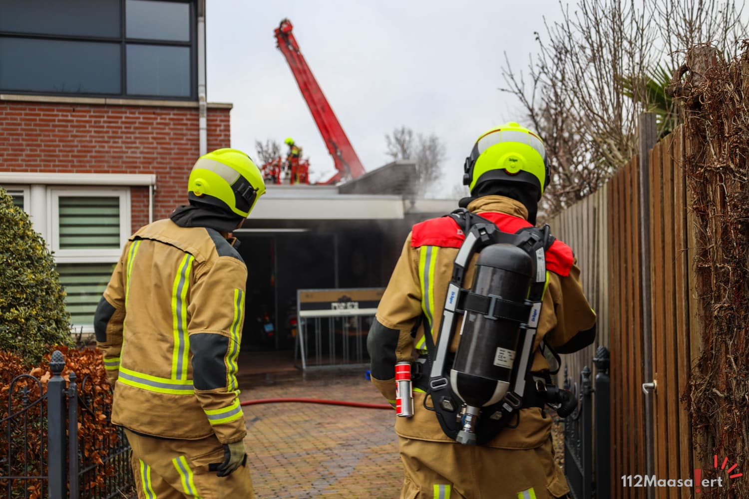 Uitslaande containerbrand slaat over naar garage bij woning op de Prins Florisstraat in Maasdijk