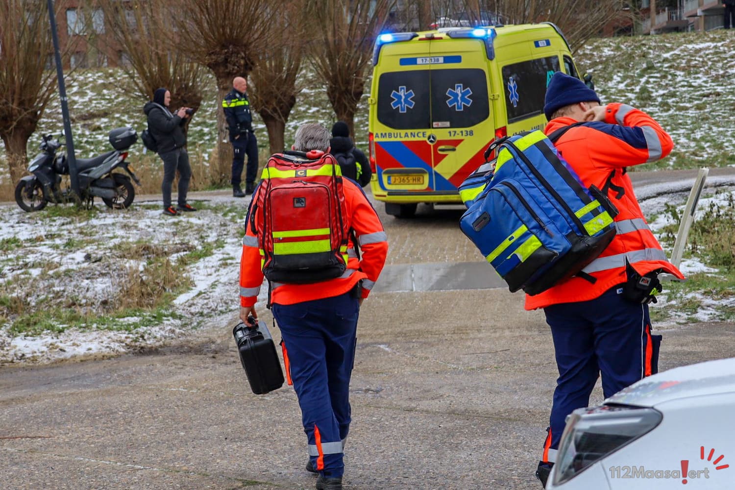 Zitmaaier rolt door tijdens hulp aan gevallen man aan de Weverskade in Maassluis