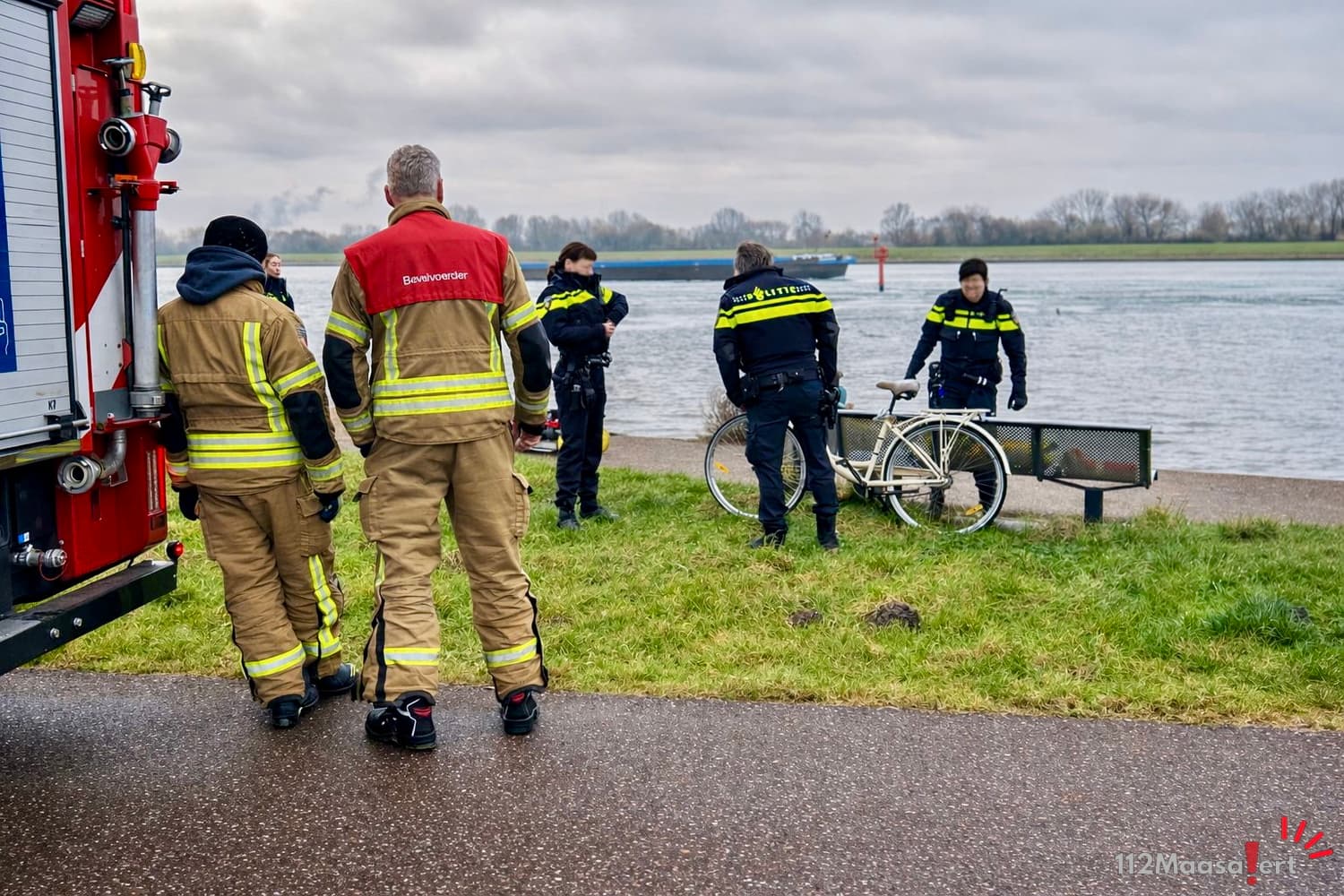 Zoekactie na melding persoon te water aan Boonerhavenkade