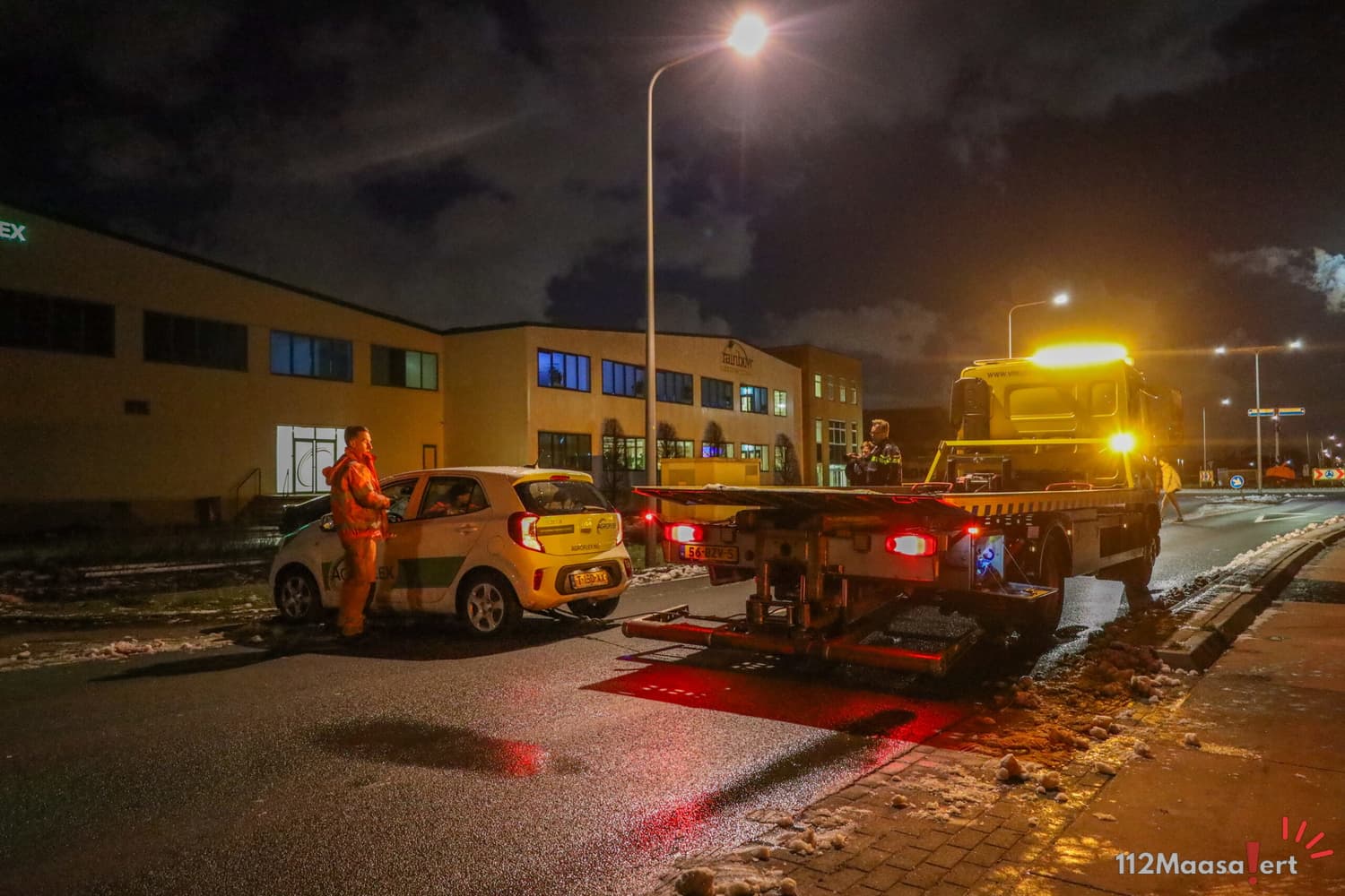 Auto te water op de Coldenhovelaan in de Lier