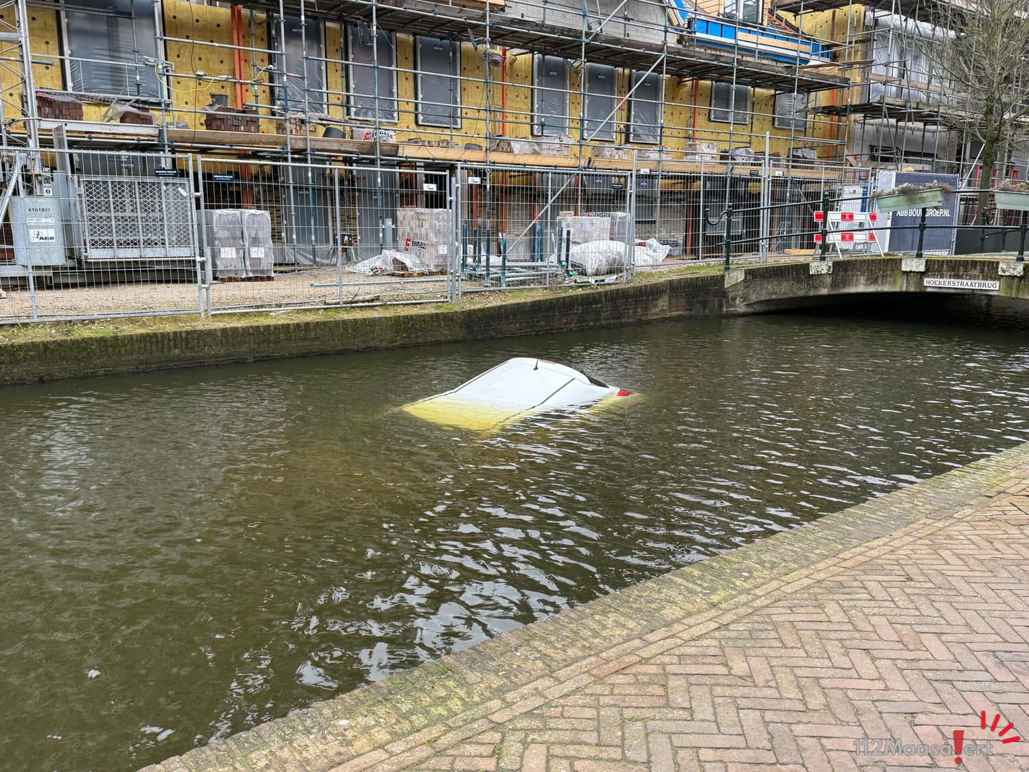 Auto rolt te water aan Doctor Kuyperkade in Maassluis