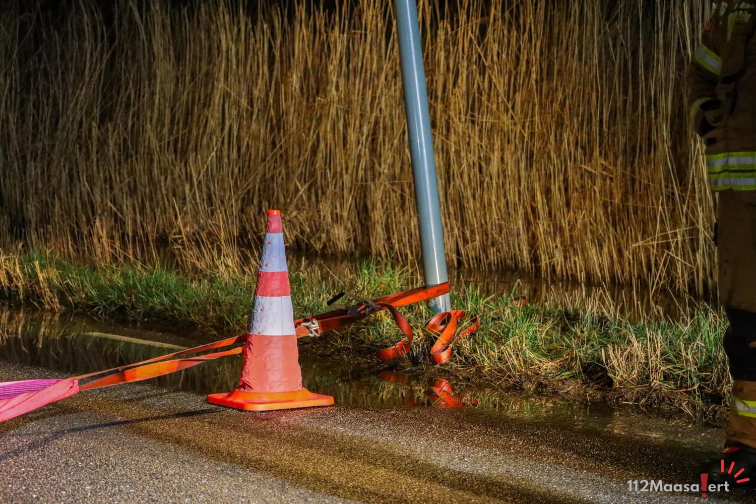 Busje te water aan de Broekpolderweg in Vlaardingen, inzittenden ongedeerd