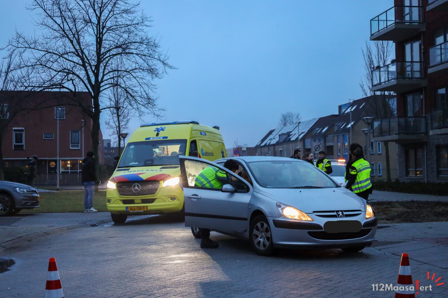 Ongeval tussen scooter en auto op Burgemeester Wesselinkstraat in Maassluis