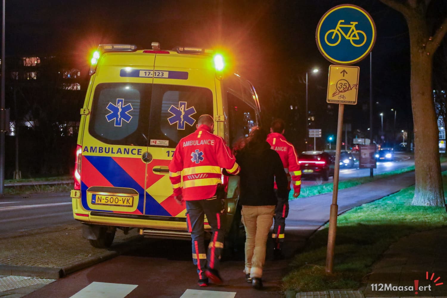 Fietsster en auto botsen op rotonde Wagenstraat in Maassluis