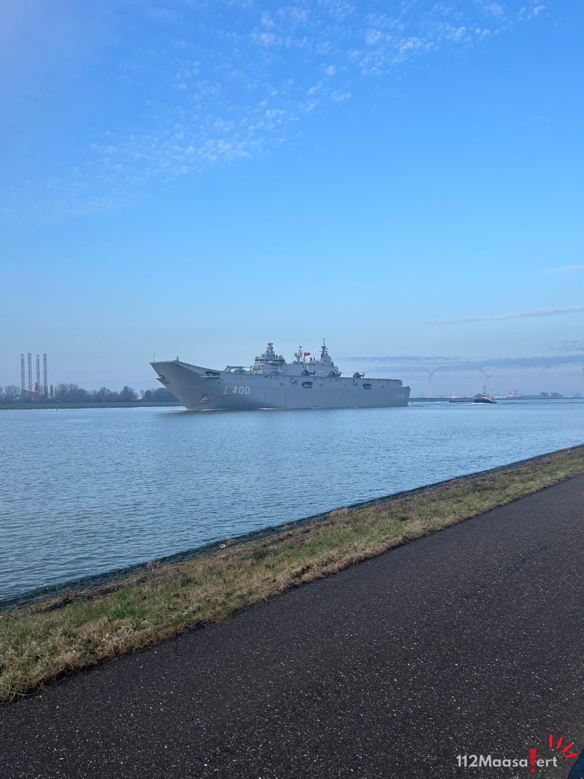 Turks marineschip passeert de Nieuwe Waterweg in Maassluis op weg naar de Rotterdamse Haven