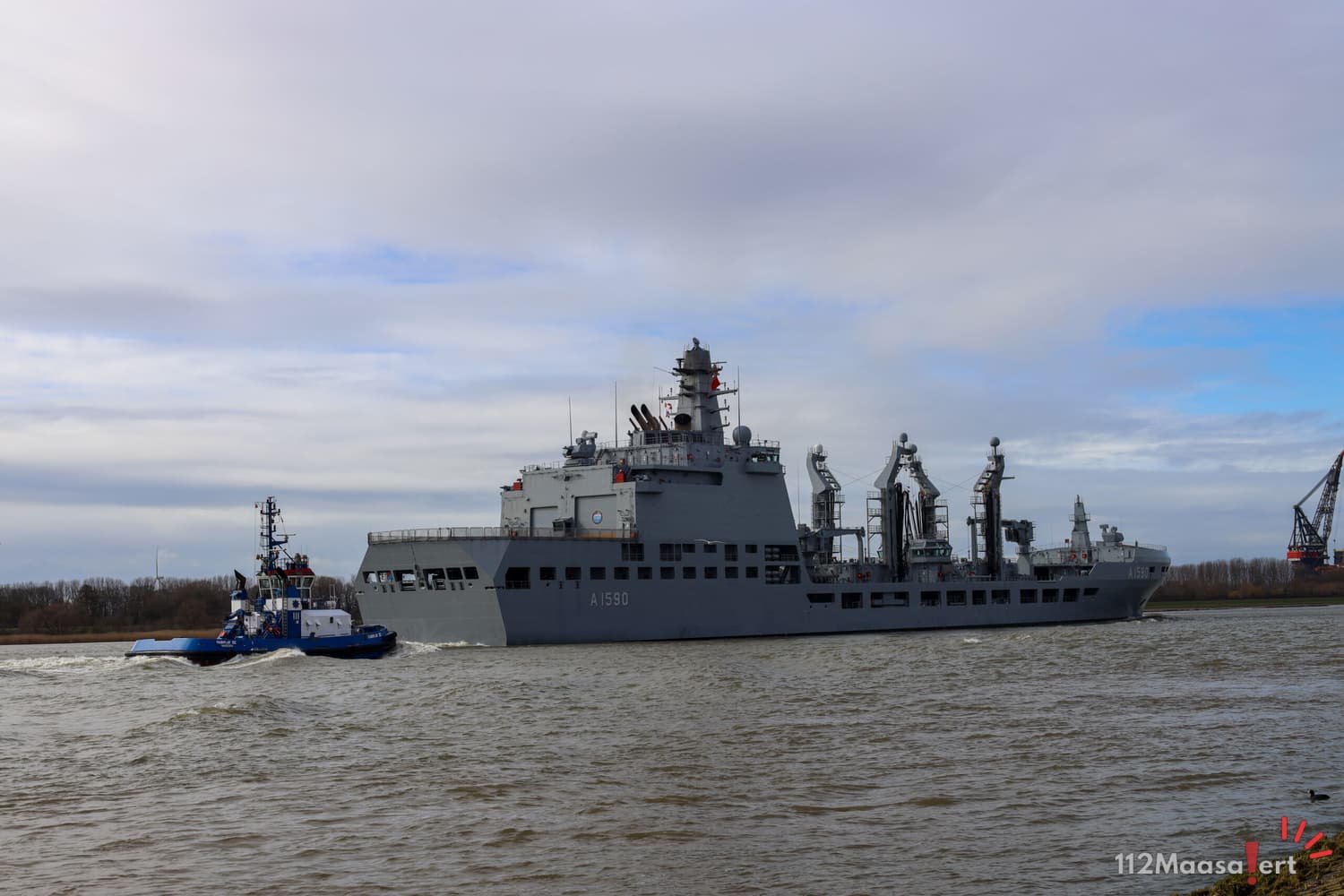 Vier Turkse marineschepen varen terug over de Nieuwe Waterweg langs Maassluis