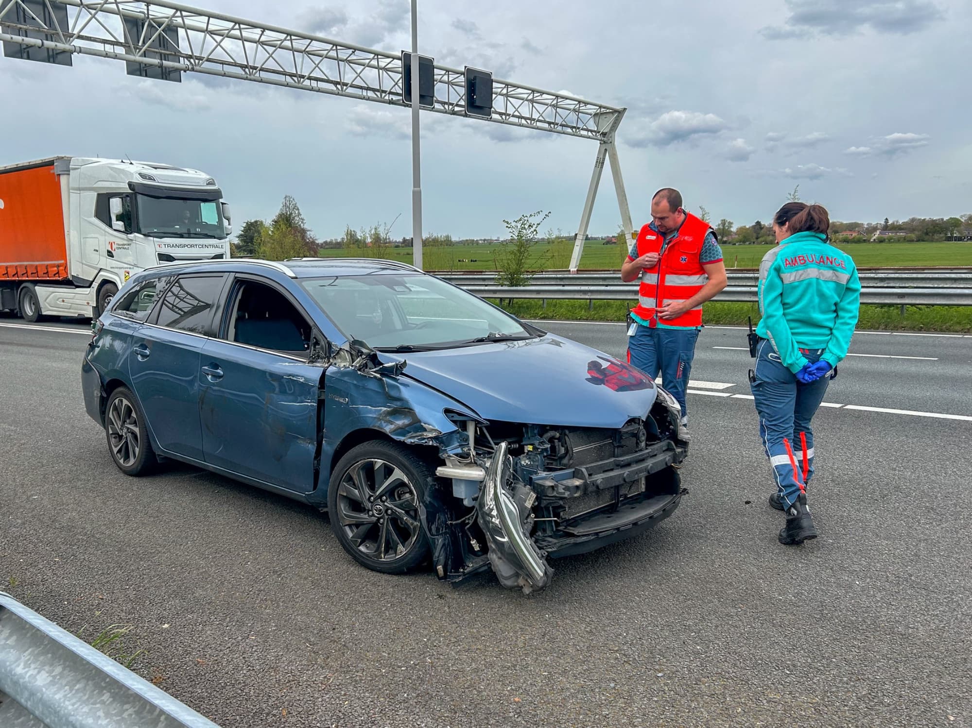 Afgeleid door broodje: vrachtwagenchauffeur ramt auto op A20 bij Maasland