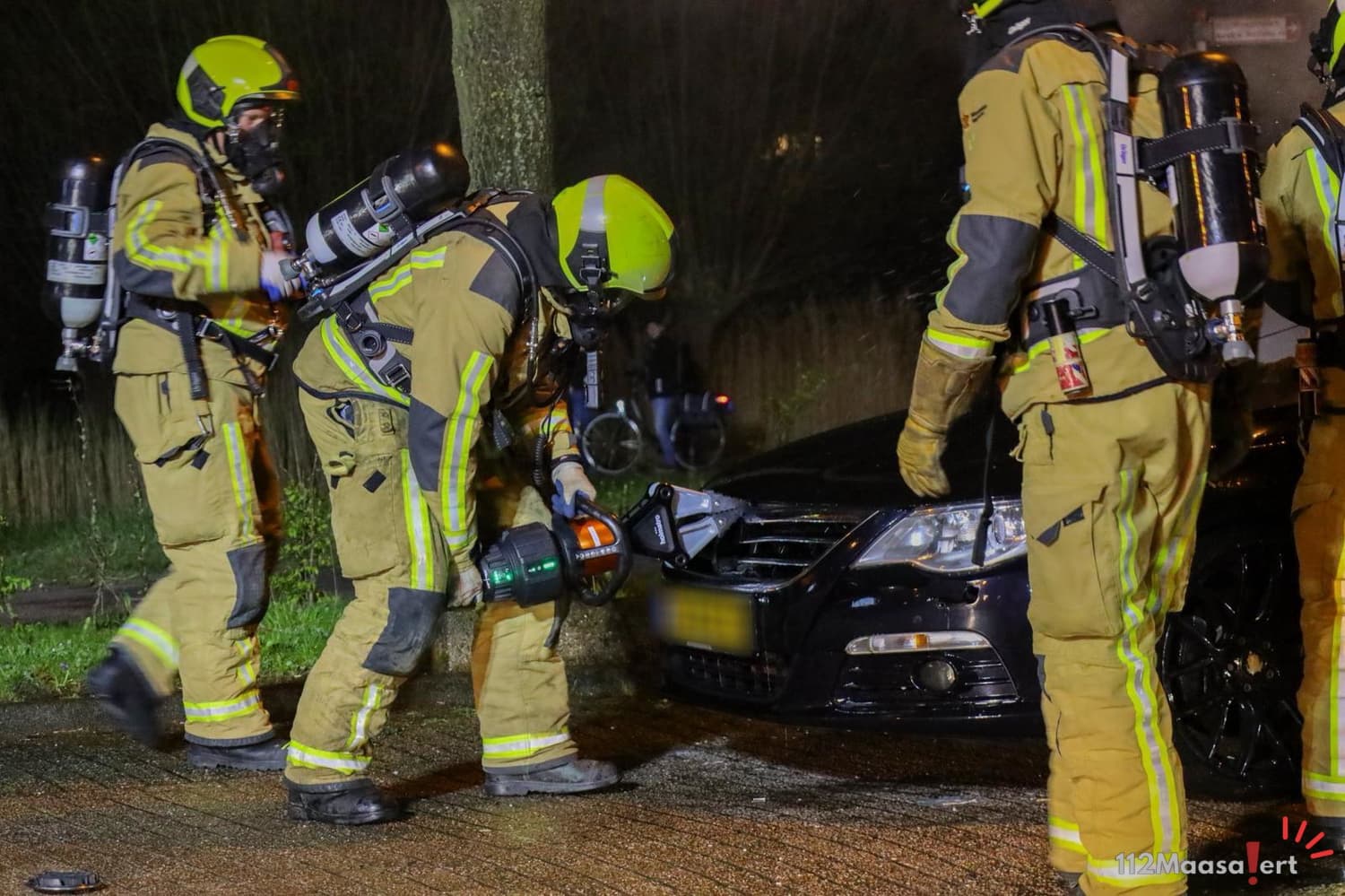 Auto vliegt tijdens het rijden in brand op Oude Veiling in Maasland