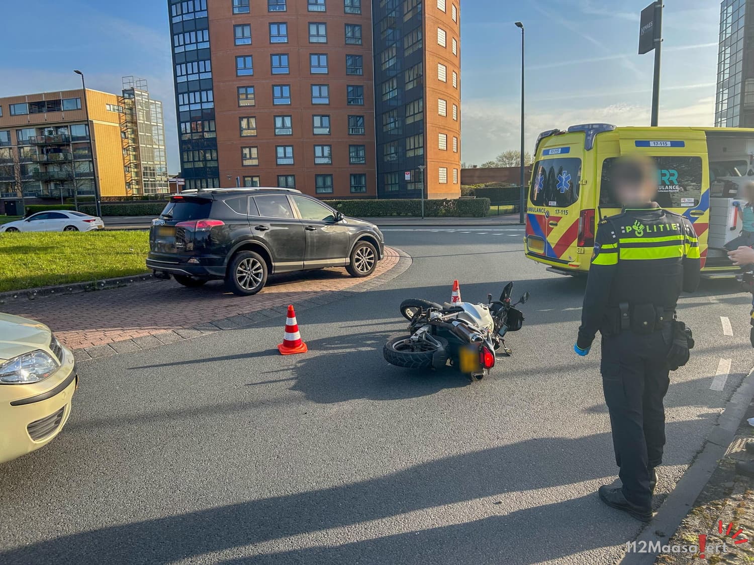 Aanrijding tussen auto en motor op drukke rotonde aan de Mozartlaan in Maassluis