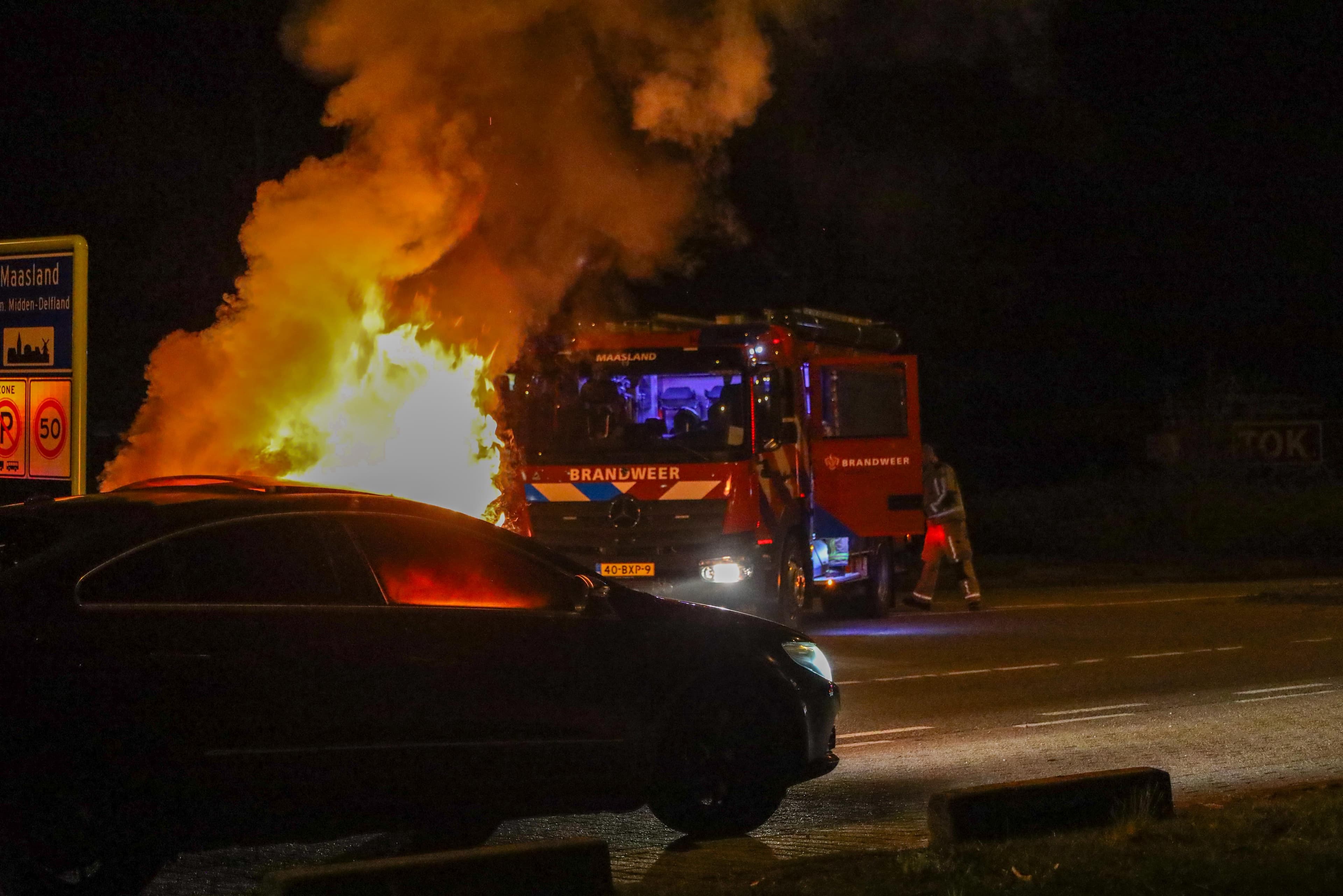 Auto vliegt tijdens het rijden in brand op Oude Veiling in Maasland