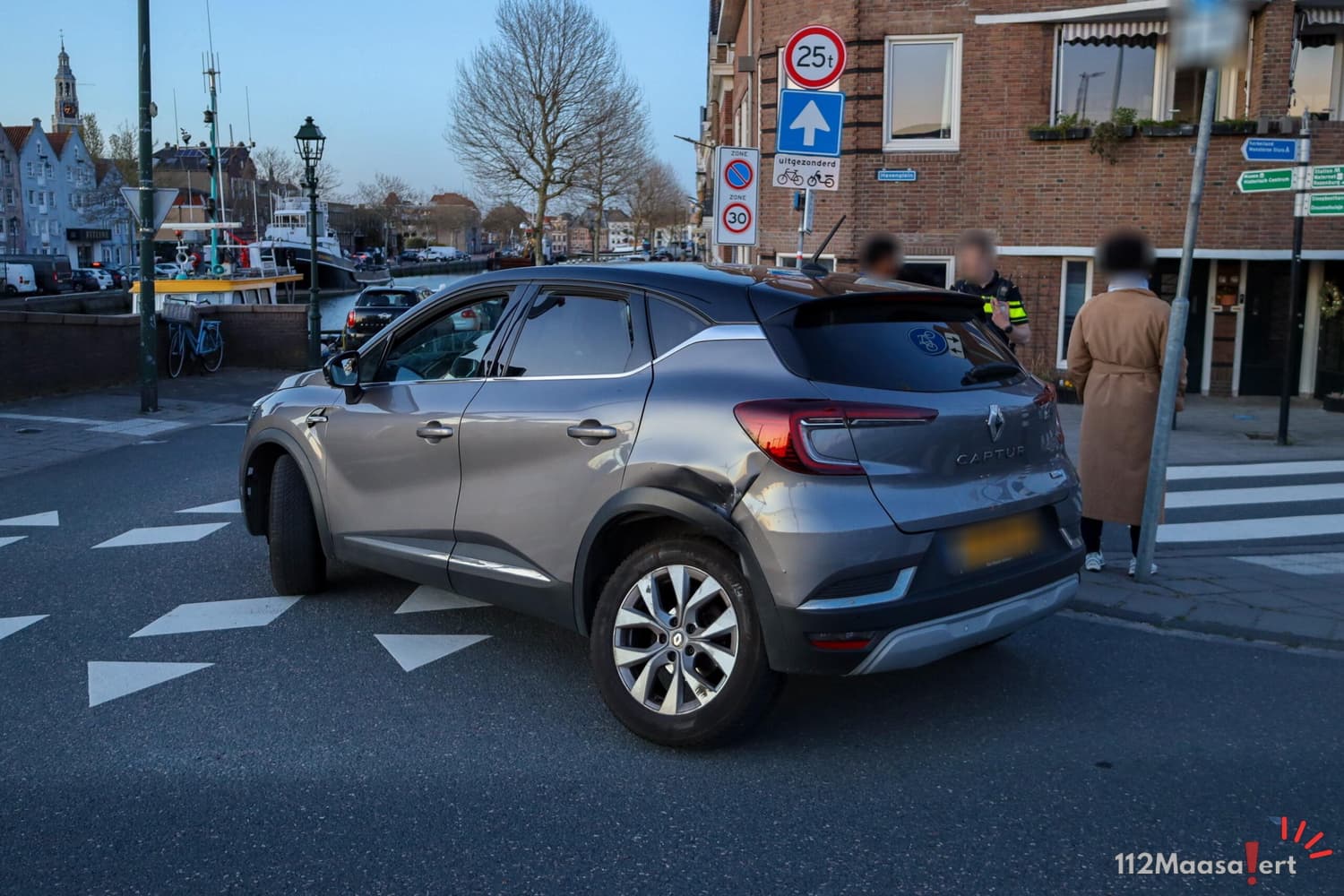 Botsing tussen twee auto’s op Industrieweg in Maassluis, conflict ter plaatse