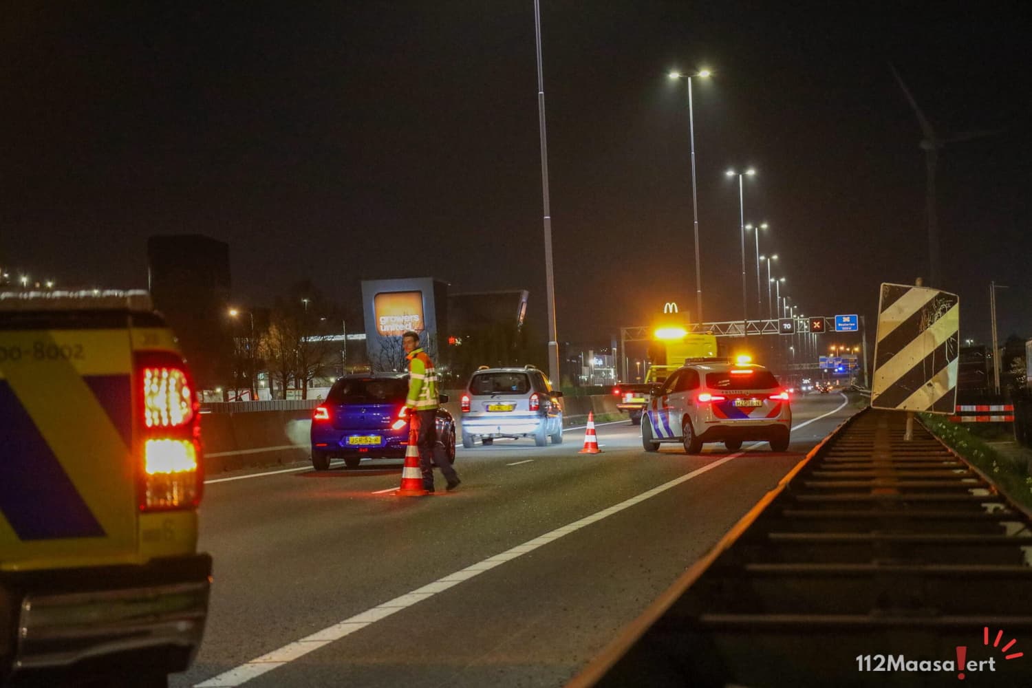 Vrachtwagen rijdt door na botsing op A20 bij Maasdijk, auto blijft minutenlang op snelweg staan