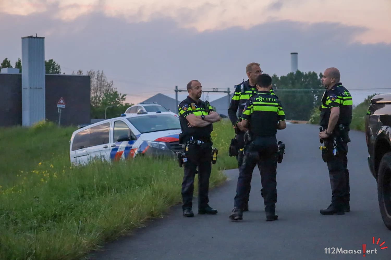 Auto over de kop langs Maeslantkeringweg in Hoek van Holland: inzittenden spoorloos verdwenen