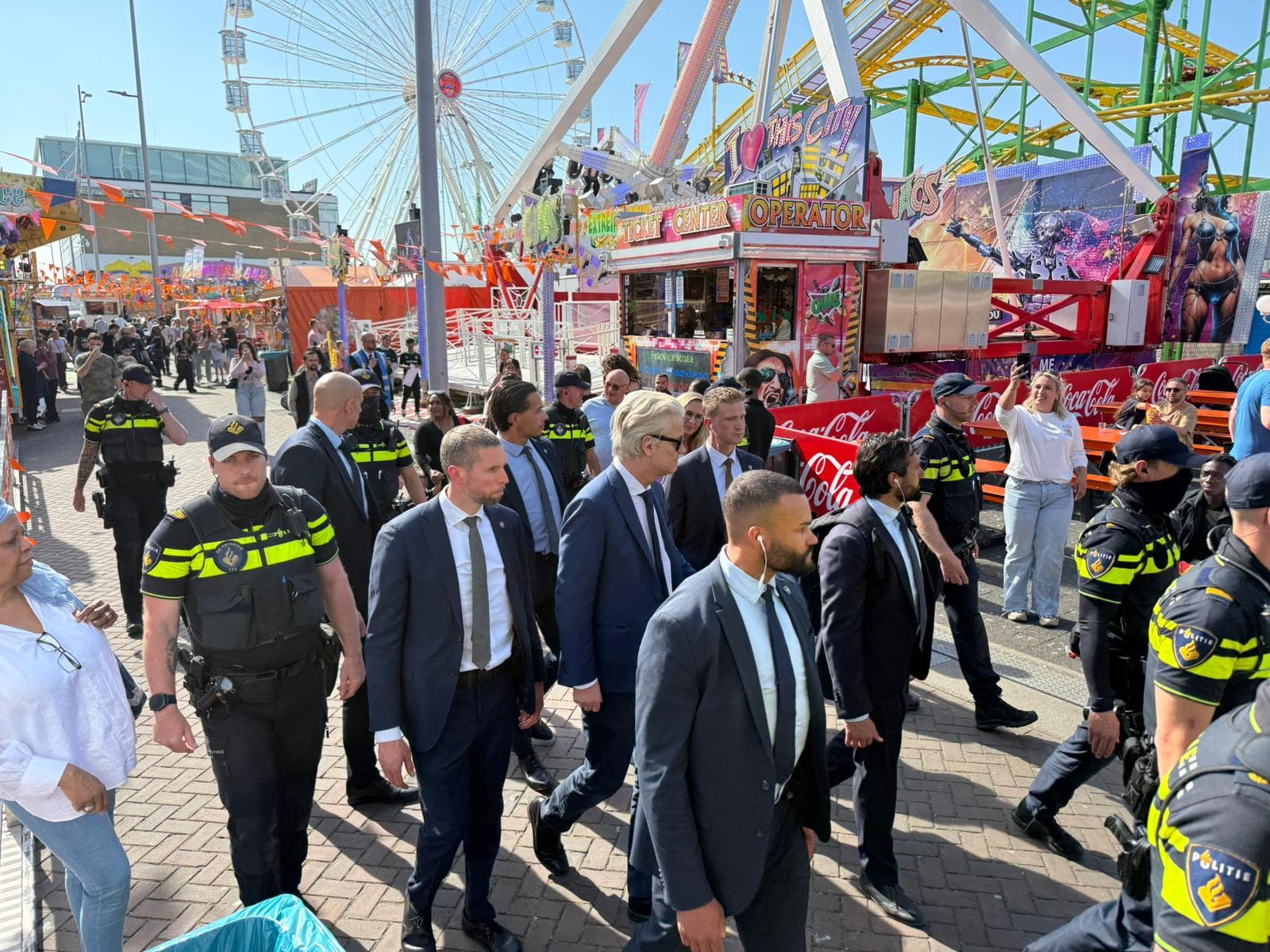Geert Wilders gespot op kermis in Rotterdam, veel beveiliging aanwezig