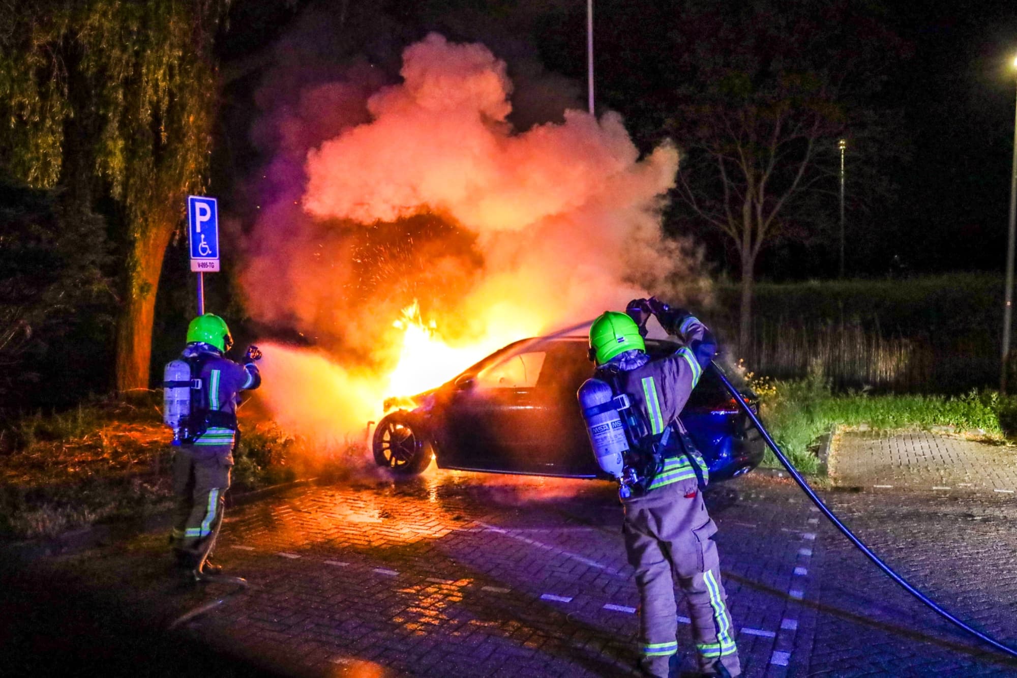 Auto volledig uitgebrand aan Watermolen in Maassluis