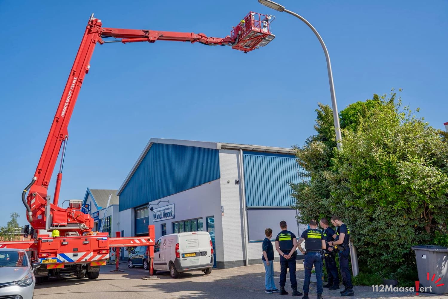 Flinke rookontwikkeling bij autobedrijf aan Het Ambacht in Maasland door vastgelopen compressor