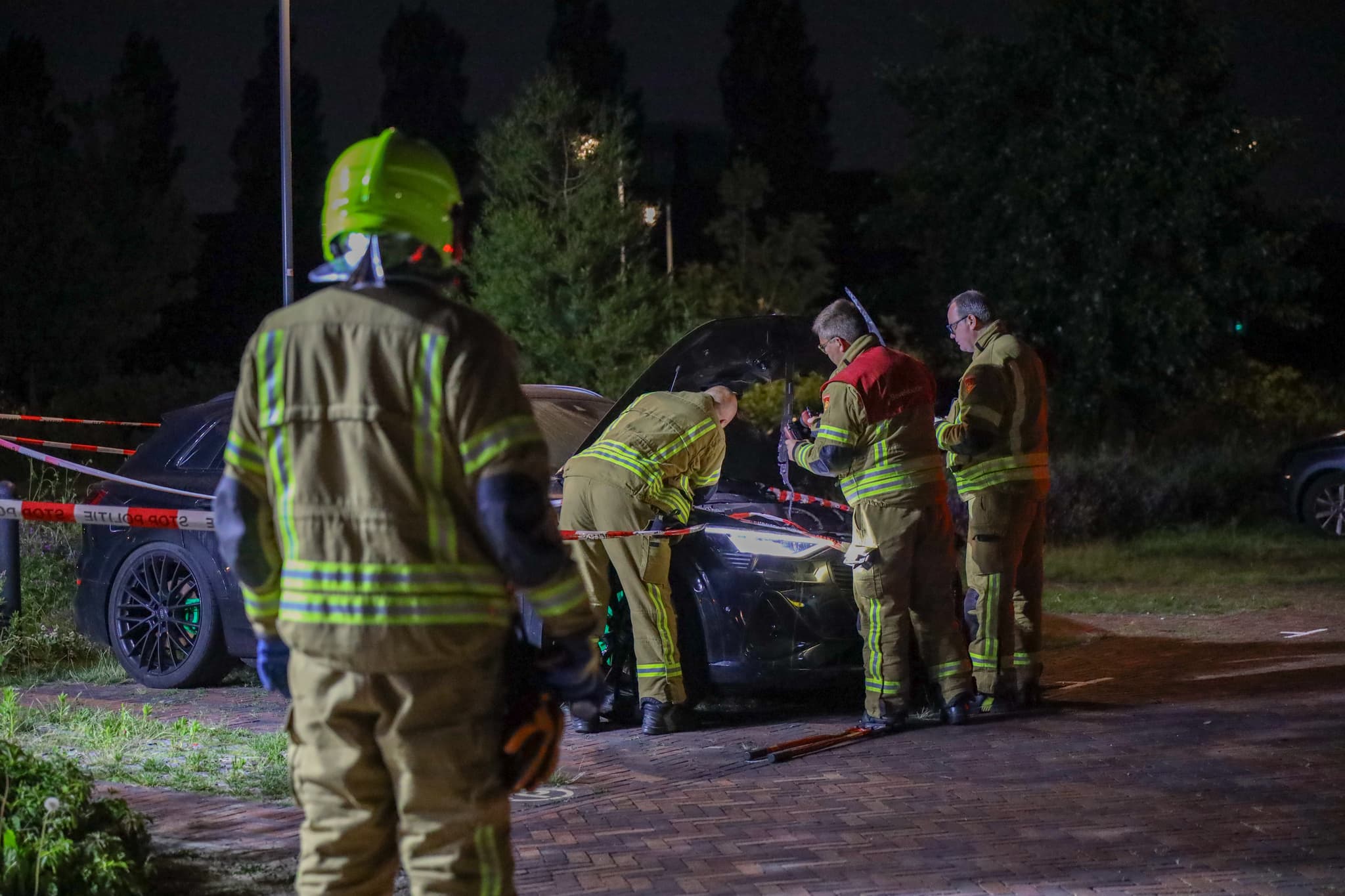 Uitgebrande elektrische Audi op de Twijg in Maasluis zorgt uren later opnieuw voor inzet brandweer